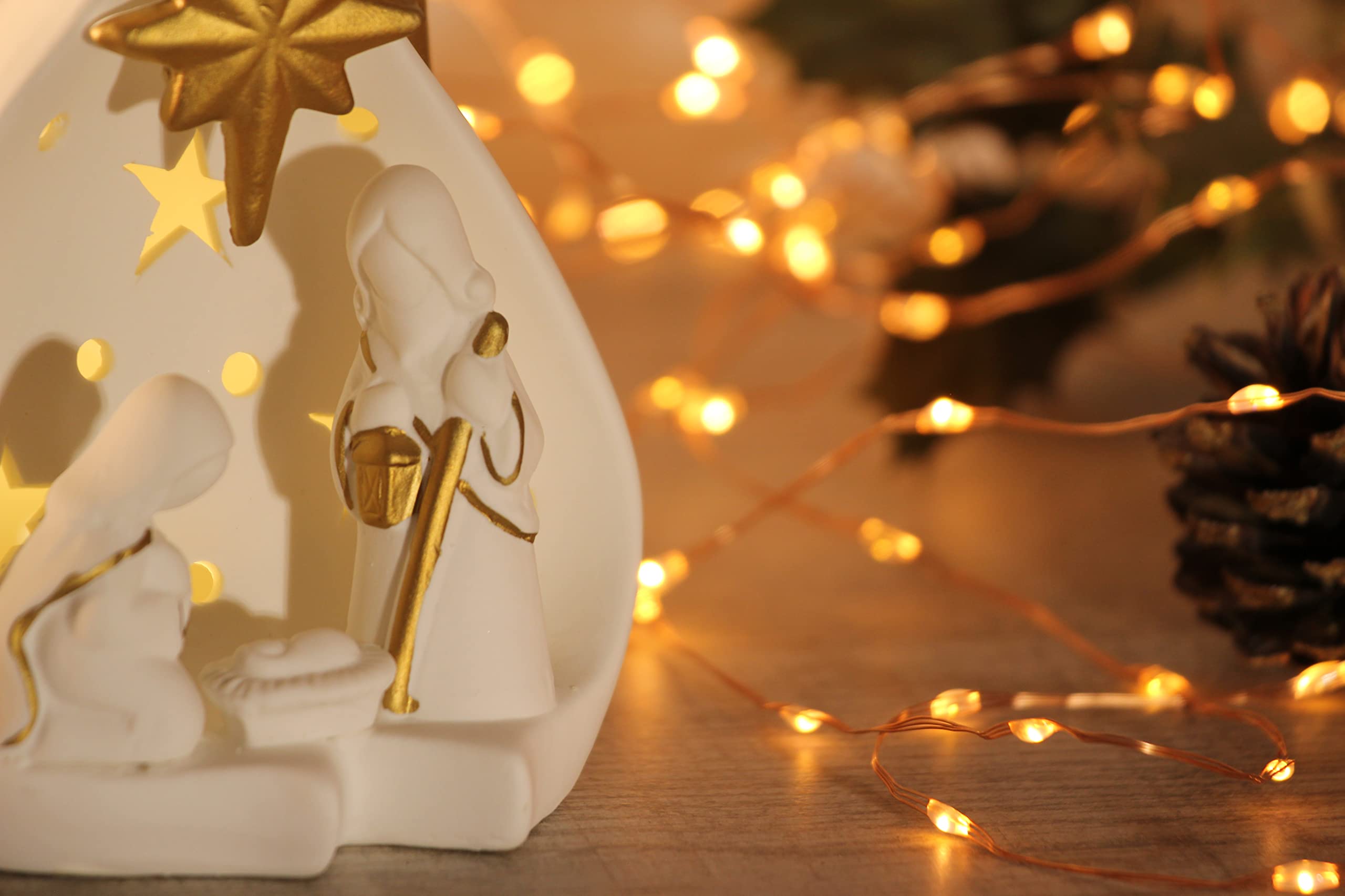 Sudopo Bosch Elettrodomestici Belén navideño KONTARBOOR de cerámica Blanca con Detalles Dorados con Luces LED, 10,5 x 9 x 18 H.
