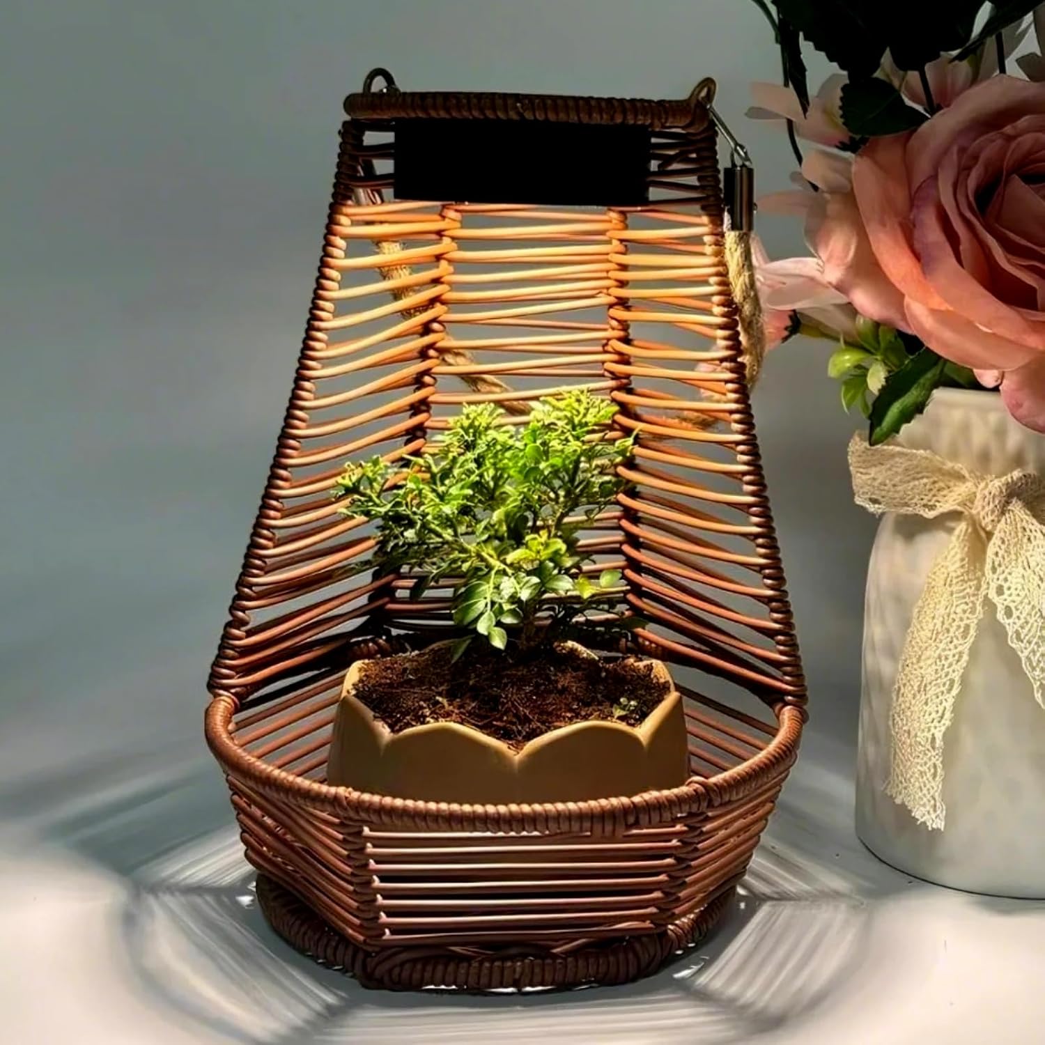 Solar Powered Rattan Hanging Planter, Outdoor Solar Lantern Waterproof, Auto On/Off LED Light Dual-Use Decorative Basket for Indoor/Outdoor Plants, Gardens, Patios, Balconies (Dark Brown)