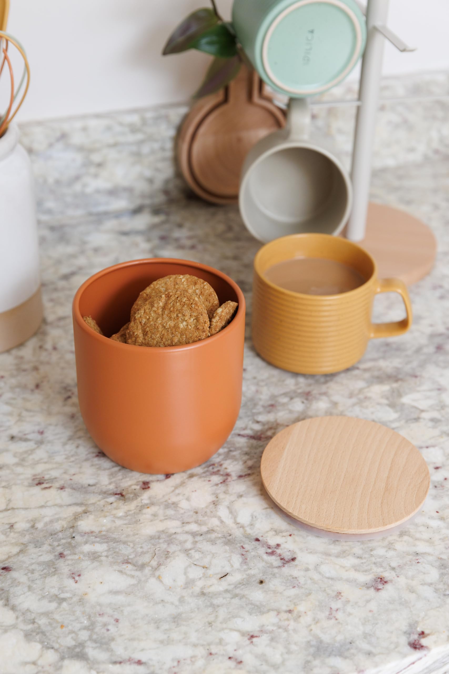 KitchenCraft Idilica Pojemnik kuchenny z hermetyczną pokrywką, okrągły pojemnik z drewnianą pokrywką i matowym wykończeniem na herbatę, kawę lub cukier, 12 x 12 cm, terakota