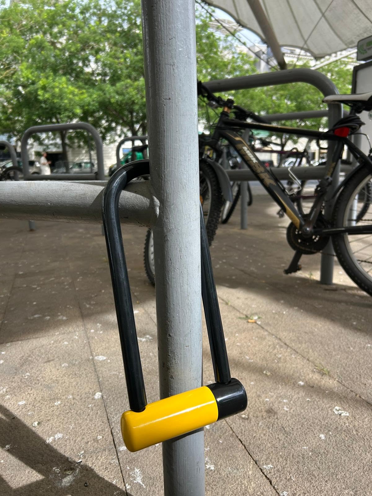 TrackLock - Antirrobo Bicicleta U Ultra Resistente 18mm con Trazador Discreto Incluido y Soporte Oculto Bajo Sillín, 3 Llaves