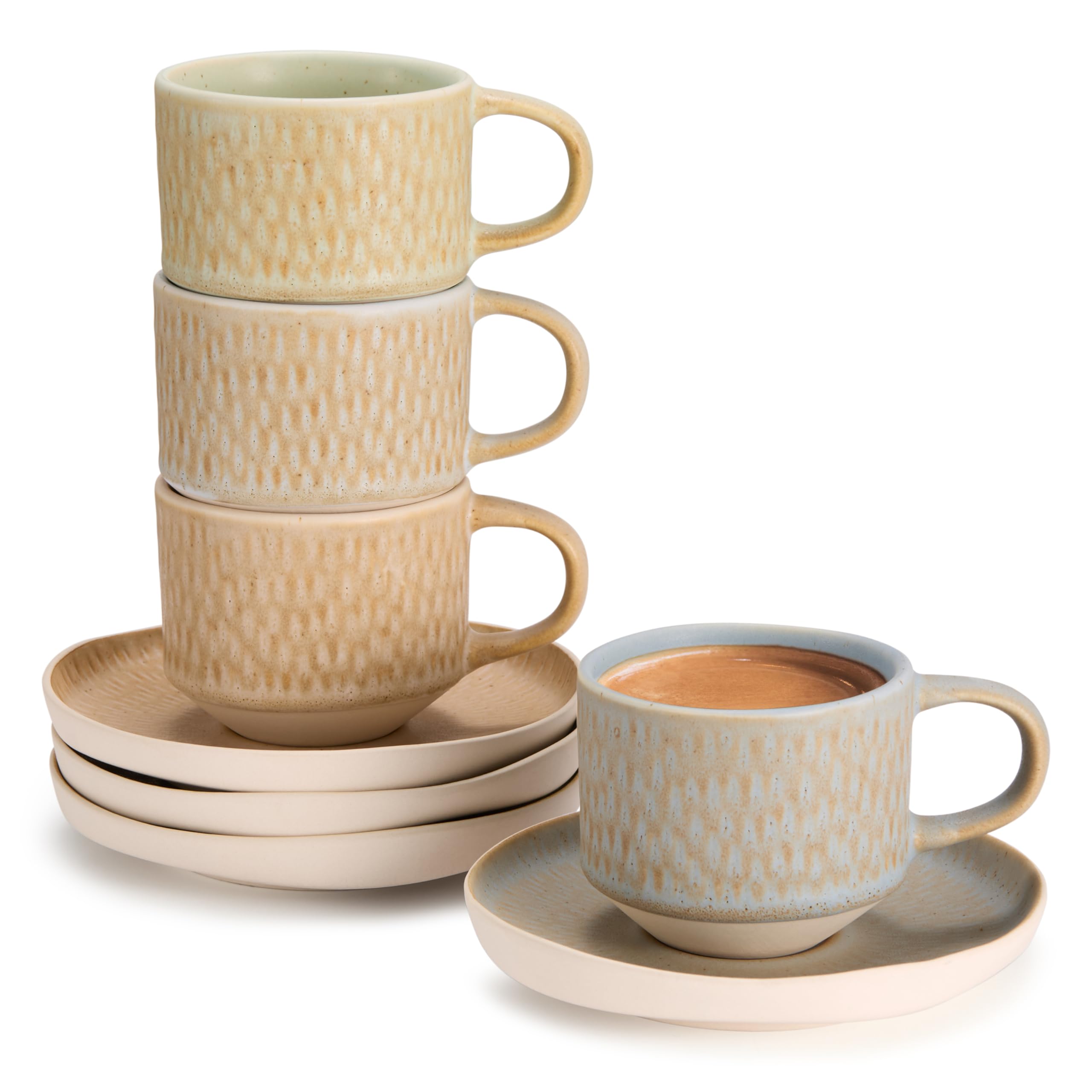 Taza y platillo de espresso con textura plumada y diseño orgánico en cerámica apta para microondas