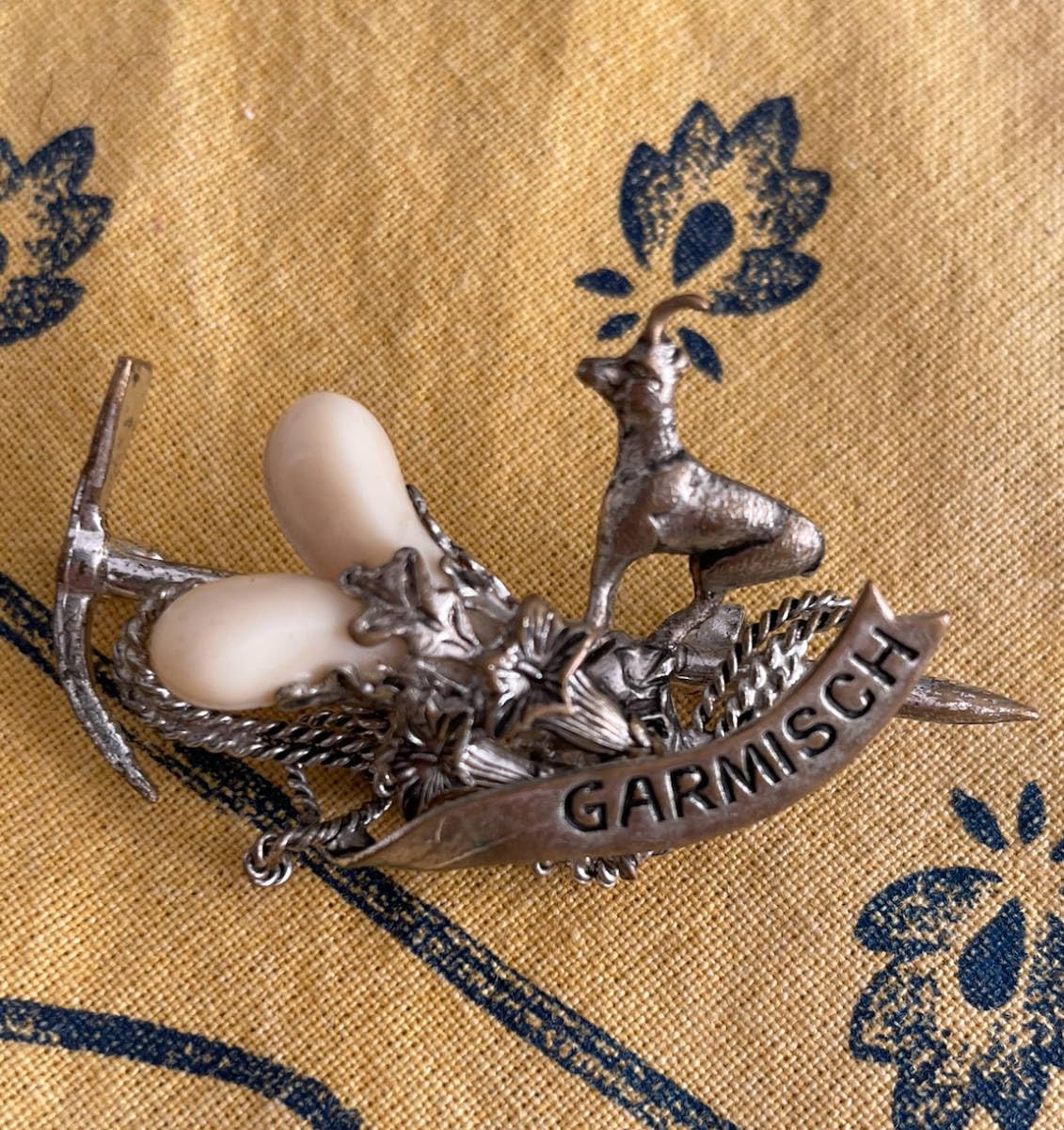 アンティーク　鹿　彫刻ブローチ アンティーク 鹿 彫刻ブローチ アンティーク 鹿 彫刻ブローチ