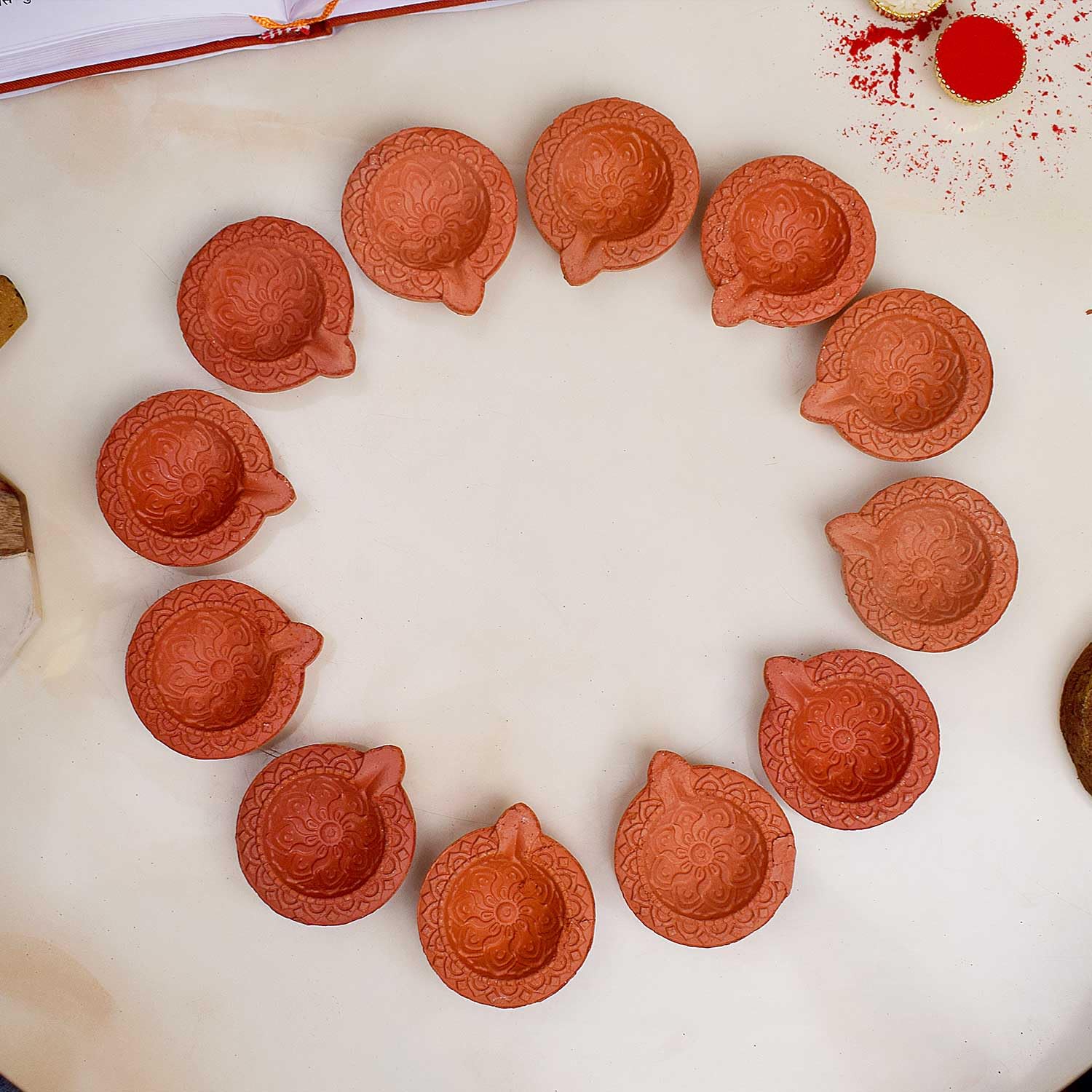 Zestaw 12 szt. Diwali prezent / dekoracje Diwali Clay Diya. Ręcznie wykonana naturalna lampa z oleju glinianego/'Welcome Traditional Diyas' z bawełną odprowadza Batti. Lampa Diwali Earthen Lampa. Lampa olejowa 12 szt. Zestaw prezentów Diwali / Dekoracje D