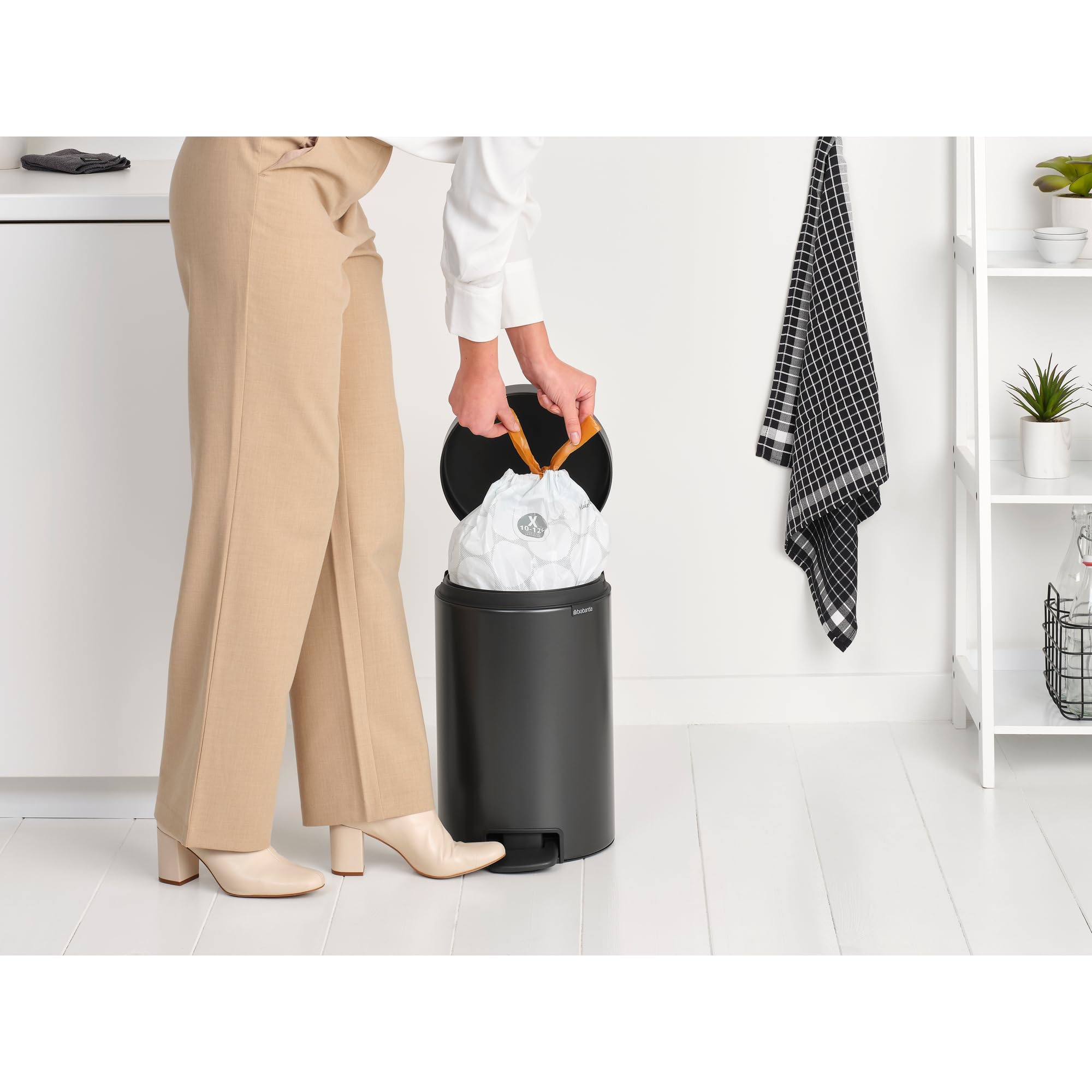 Brabantia NewIcon Treteimer 12 l | Softclose-Mülleimer mit geruchsdichtem Deckel und Kunststoff-Inneneimer | Kompakter, rutschfester Abfalleimer für Küche, Büro, Bad oder Schlafzimmer | Confident Grey