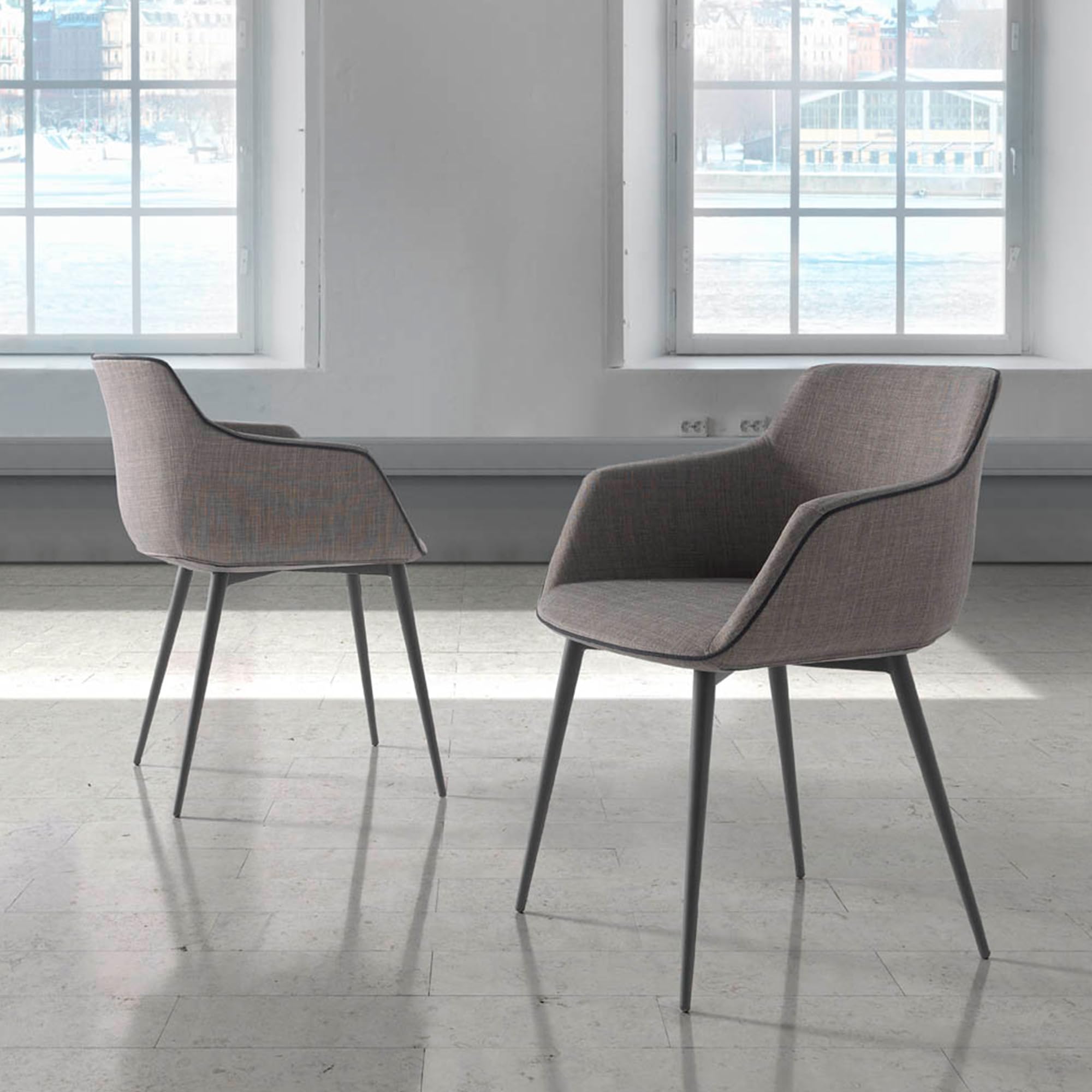 Ángel Cerdá - Silla Comedor Tapizada en Tela Gris con Ribetes Negros - Sillón de Diseño Moderno con Reposabrazos y Patas de Acero Negro - 60 x 59 x 77 cm