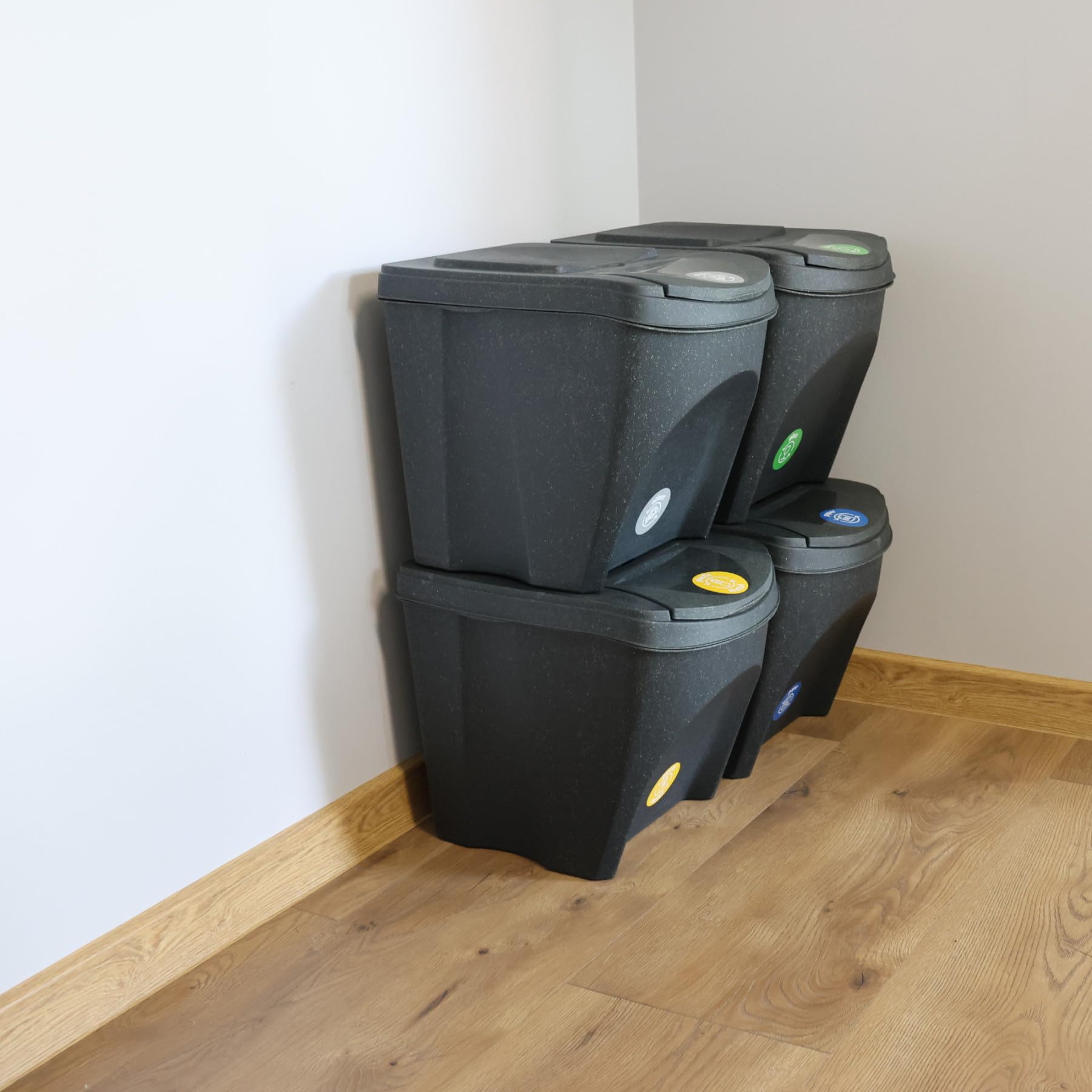 Zestaw 4 pojemników na śmieci + kolorowa naklejka z oznaczeniami rodzaju odpadów system segregacji śmieci ECO - zestaw 4 x 25 l koszy na śmieci w kolorze antracytowym do układania w stos, kompaktowe,