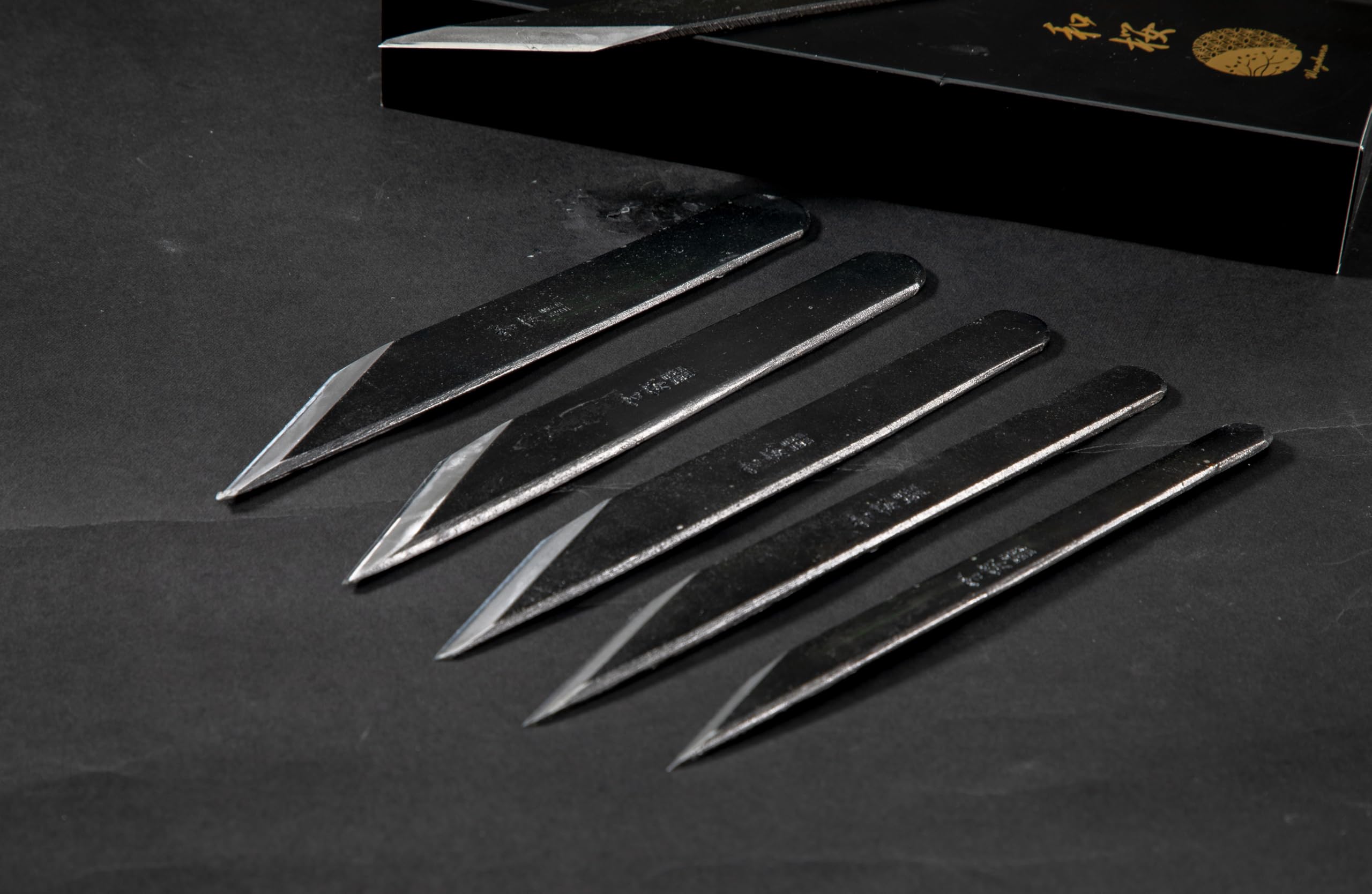 Wazakura Kiridashi - Coltello giapponese per incisione e lavorazione del legno per destrimani | Lama in acciaio al carbonio affilata come un rasoio forgiata a mano, Made in Japan (18mm)