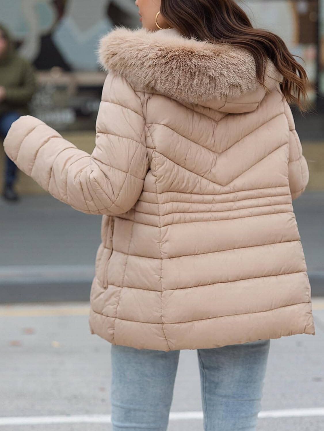 Bellivera Women's Winter Thickened Quilted Puffer Jacket Zipper Pockets Bubble Coat with Removable Hood and Faux Fur Collar - Image 5