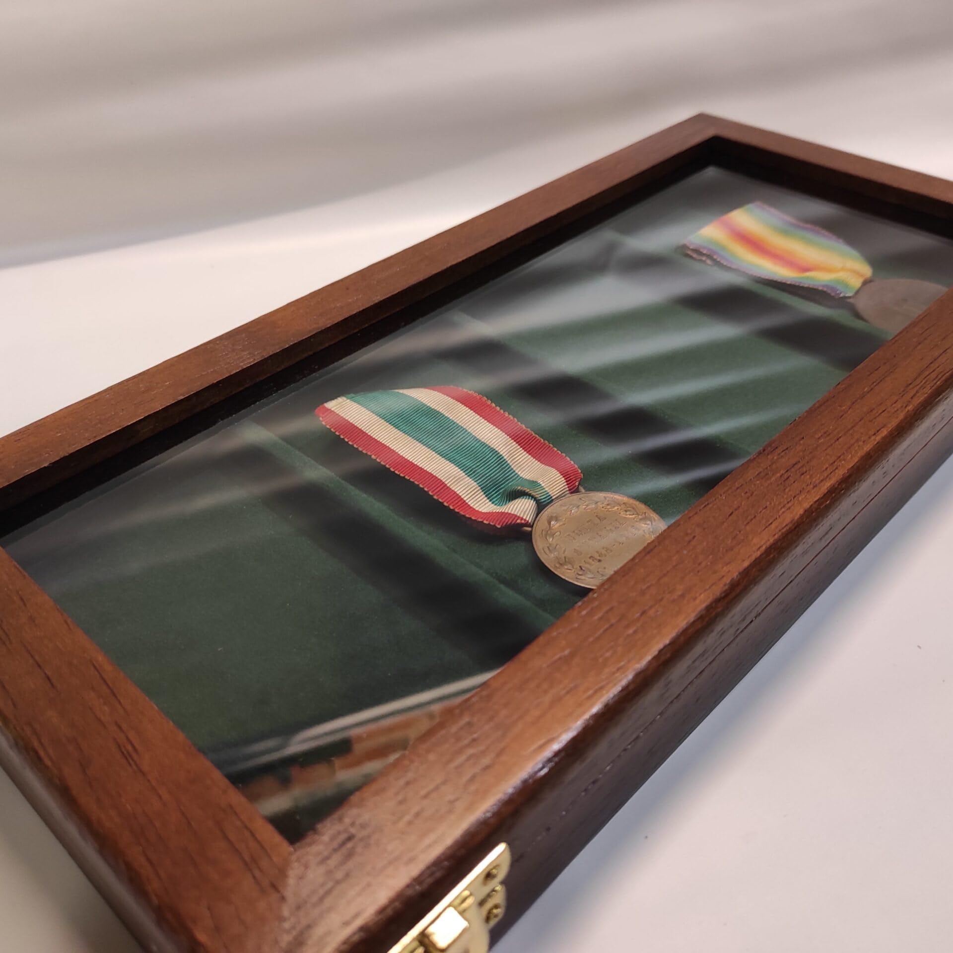 Handgefertigte Medaillen Vitrine aus Massivholz und Samt für 4 Medaillen mit Glasdeckel, nummeriert und Zertifiziert