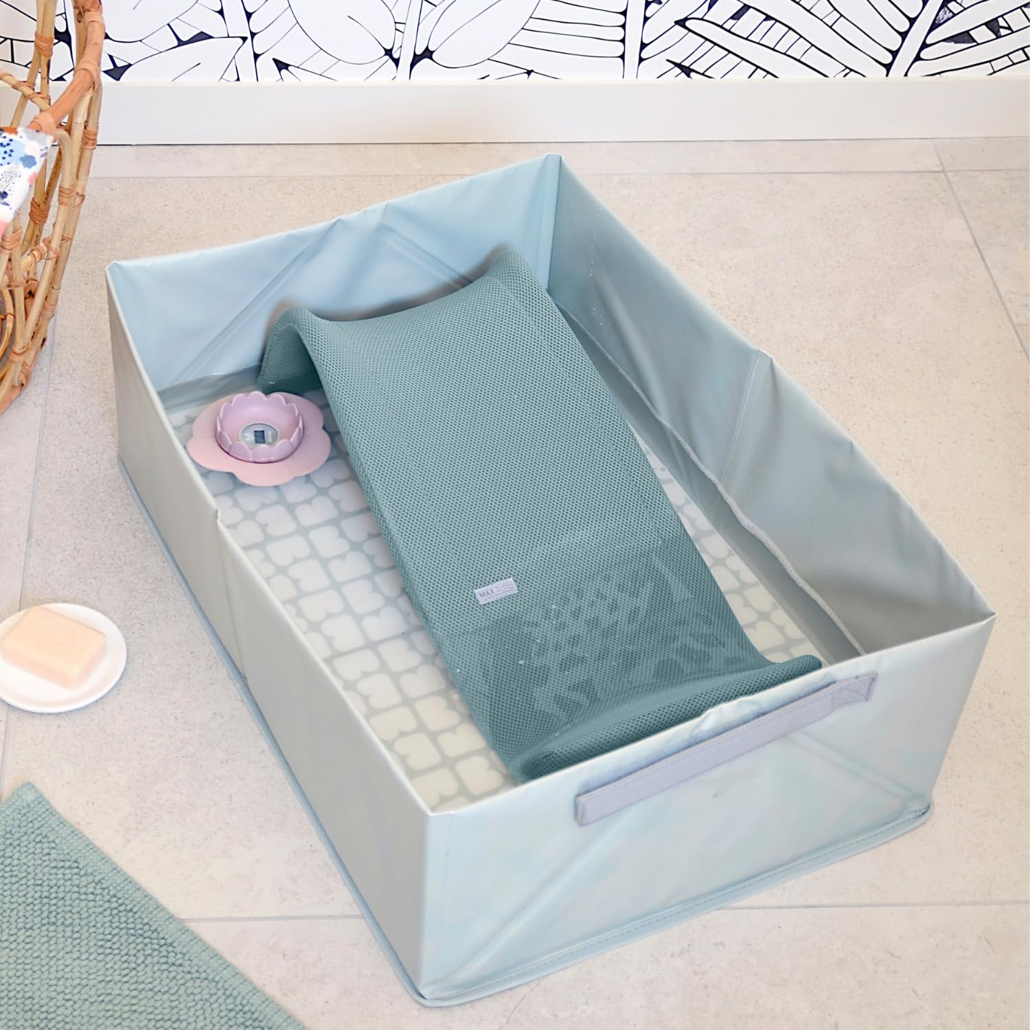 BÉABA Sdraietta da Bagno Neonato Ergonomica – Primo Utilizzo, Antiscivolo, Tessuto Mesh ad Asciugatura Rapida, Facile da Lavare, Comfort e Sicurezza – Blu Baltico
