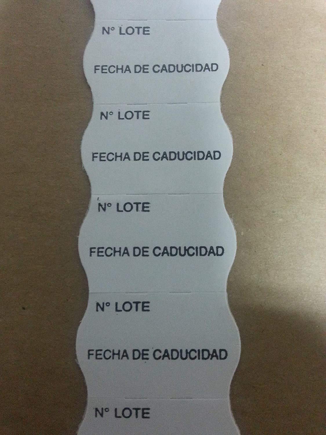 40 rollos para etiquetadora. Tamaño 26x16 mm. Blaca ovalada. Con texto Nº LOTE/FECHA DE CADUCIDAD. 40.000 etiquetas (40 rollos x 1.000 unidades)