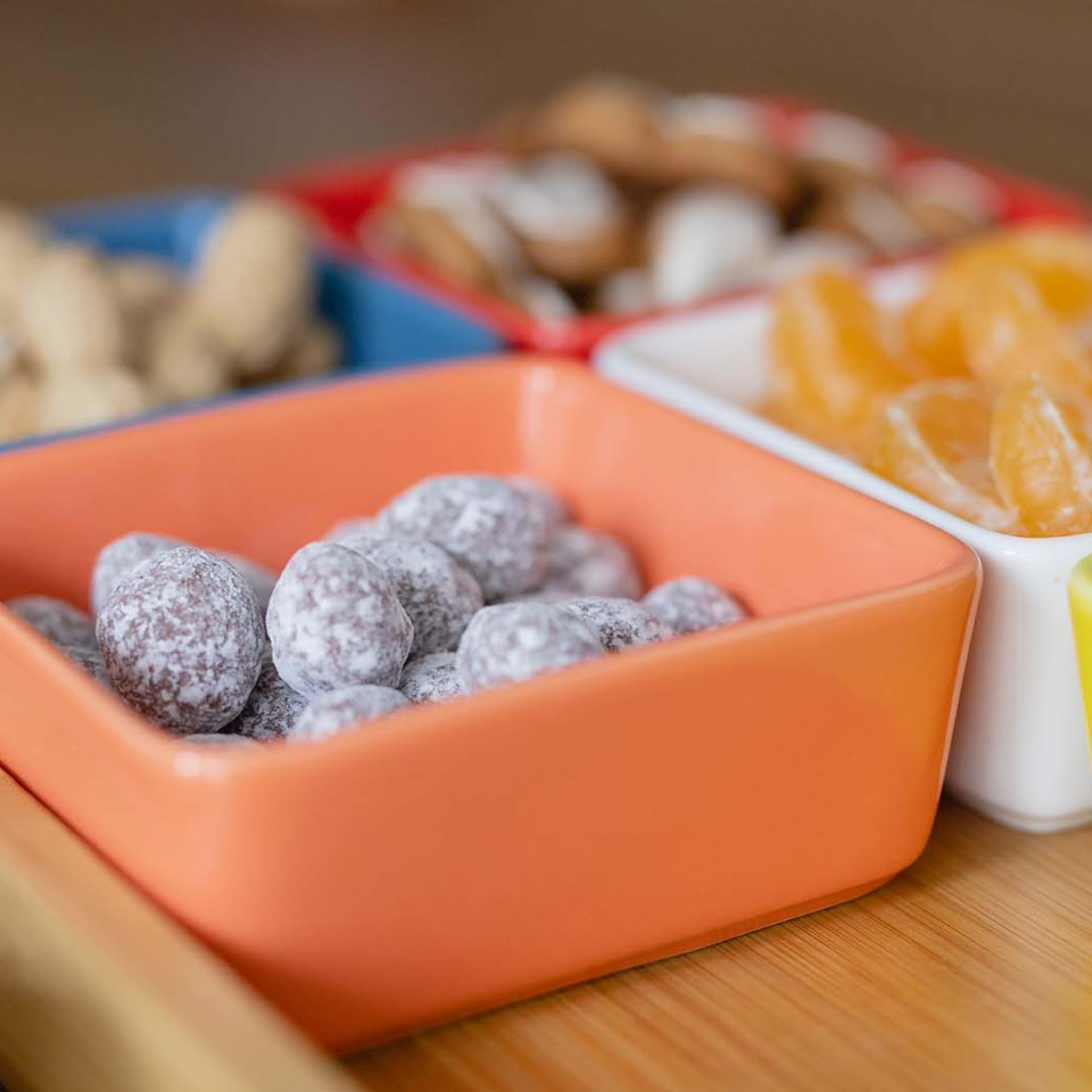 Remember Schalenset mit Holztablett Nr 1, 7 tlg, Tablett: B 33 x T 22.5 x H 5 cm, spülmaschinengeeignet – Servierschalen Set mit Tablett aus Holz, für Snacks, Tapas oder Antipasti
