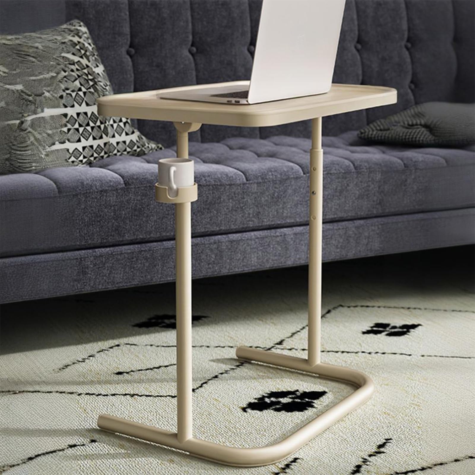 Placard dissimulé aspirateur robot jaune, table de chevet gain de place bureau