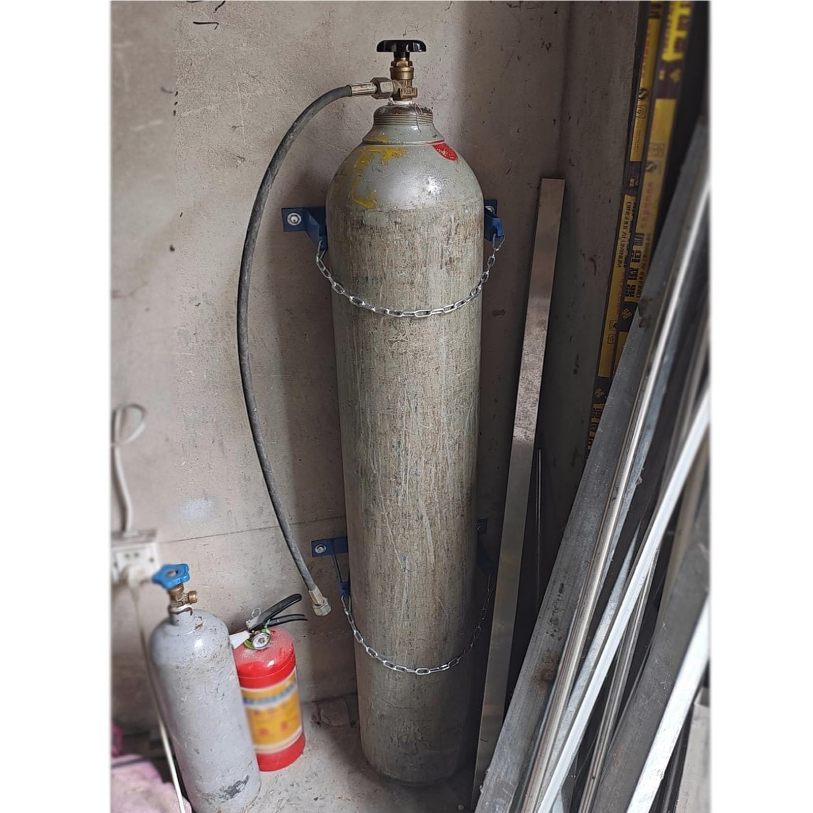 Soportes para bombonas de oxígeno Organizador De Acero para Bombonas De Gas De Pared con Cadena Protectora y Tornillos,Soporte para Botellas Hospitales Laboratorios,3 Bottles
