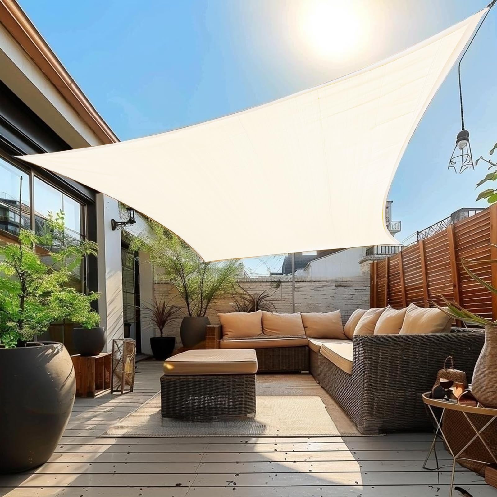 Voile d'ombrage carrée pour stopper la chaleur étouffante sur votre terrasse et jardin