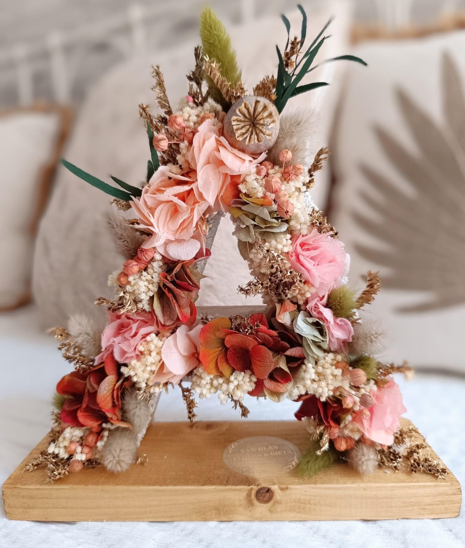 Letra de Flores Preservadas Naturales en Tonos Suaves y Toques Dorados. Todo ABCedario. con peana de Madera. Originalidad y Calidad para Todas Ocasiones y decoración. (tonos suaves-dorado, LETRA V)