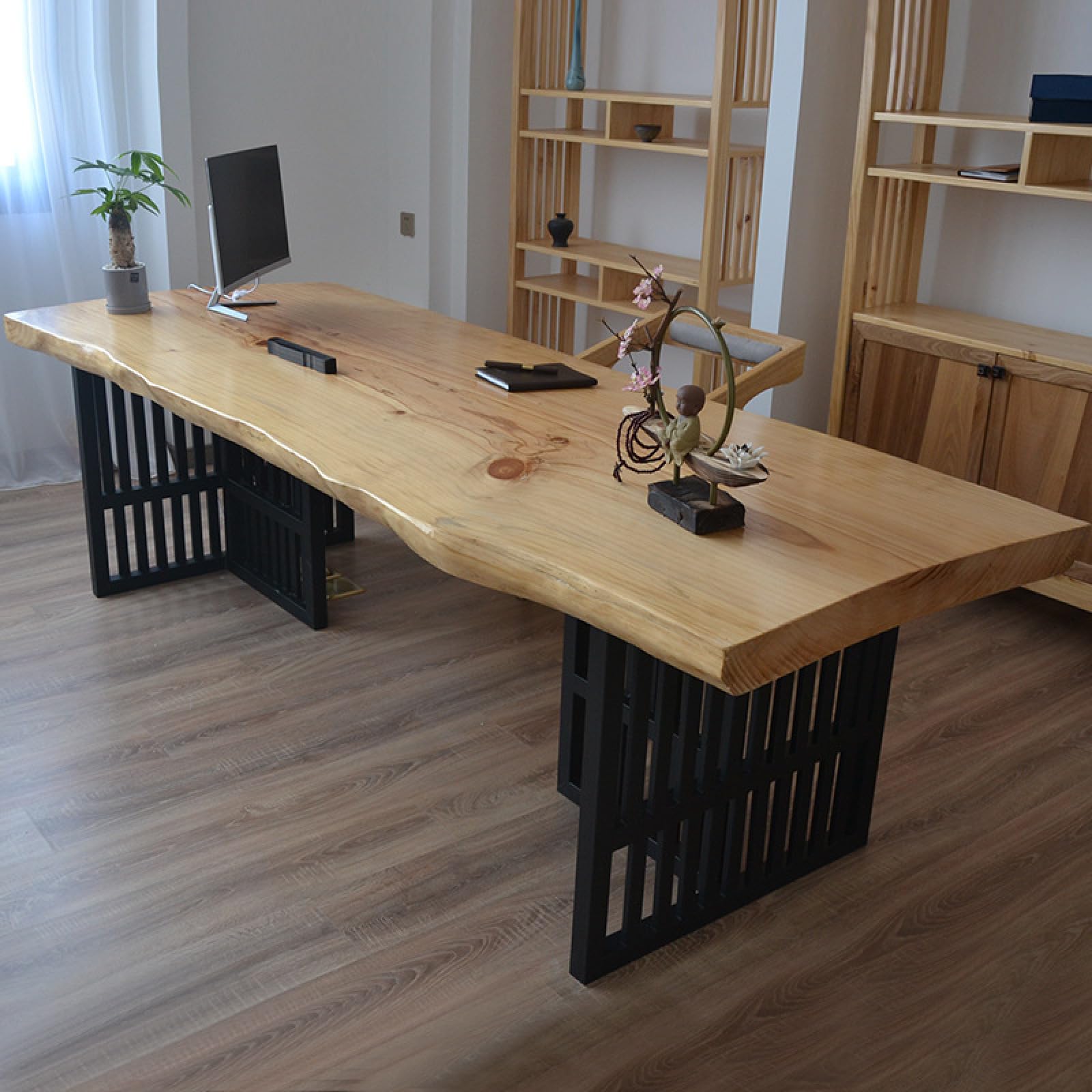 Bureau à domicile en bois rustique pour un coin télétravail apaisant