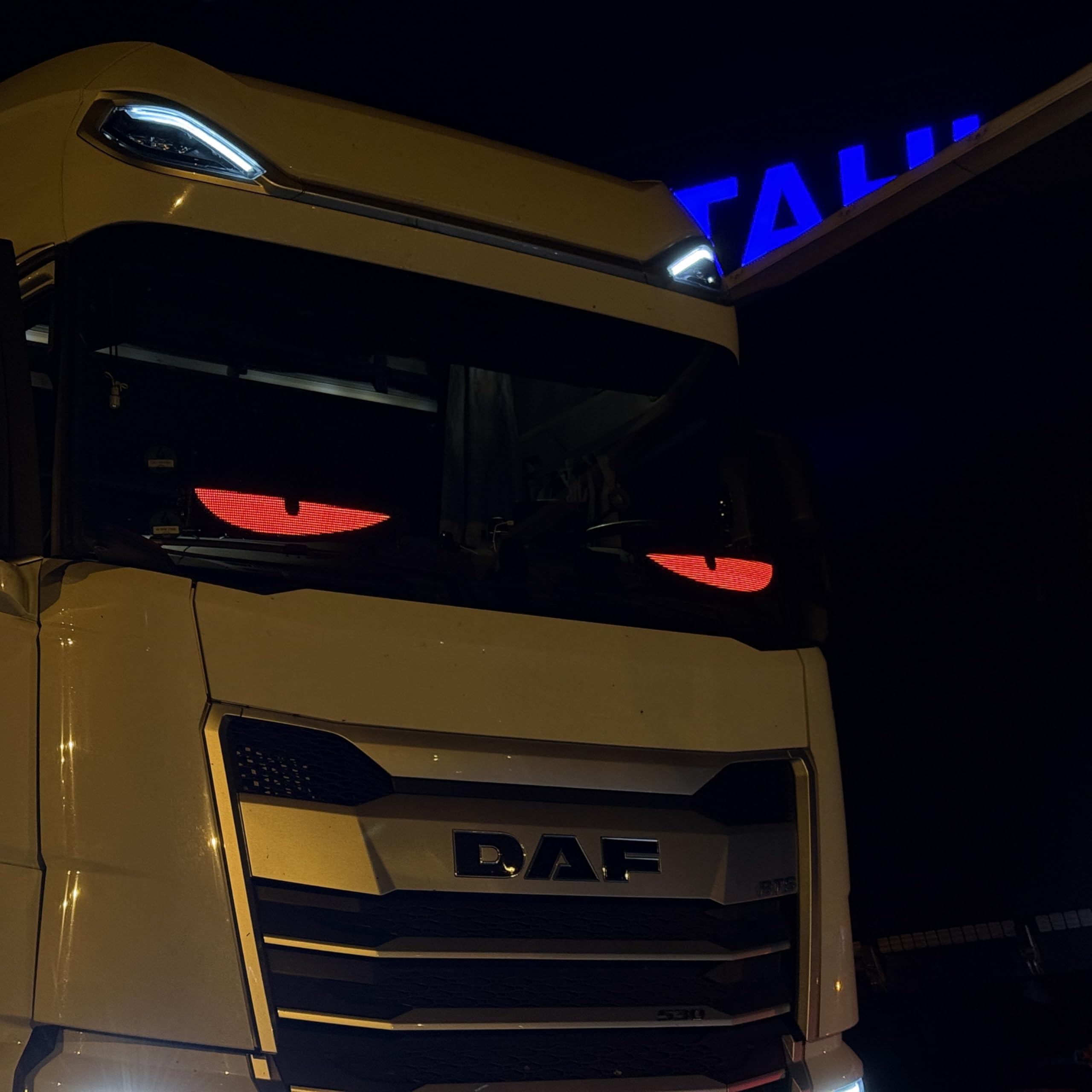 2er Set CarFlare Teufels Augen Devil Eyes LED Laufschrift für LKW & Auto (120×595mm) – Programmierbares Leuchtschild mit App-Steuerung, Bluetooth, USB 5V – RGB LED-Anzeige für Text, Emoji