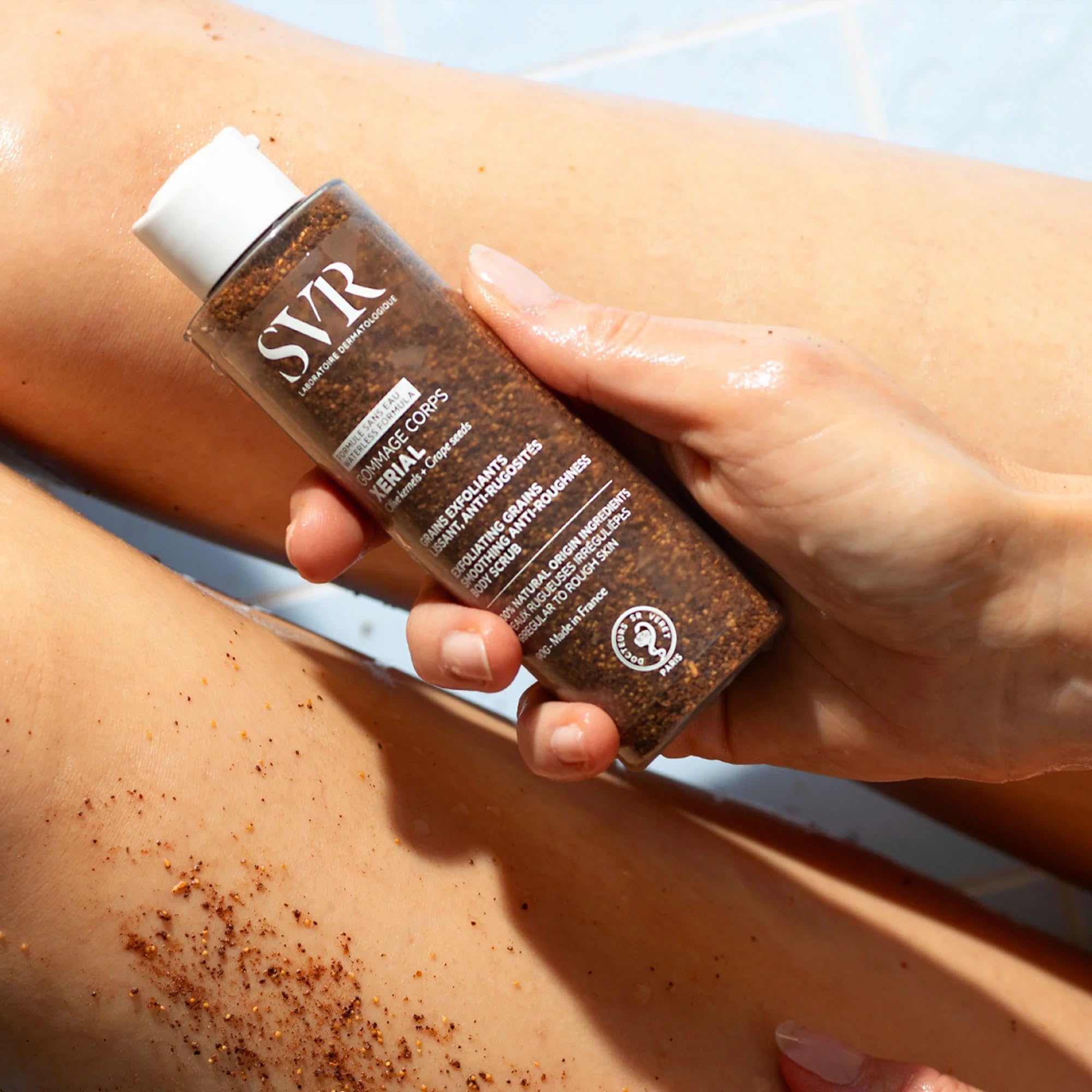 SVR - Xérial Gommage Corps - Exfoliant lissant anti-rugosités - Pour peaux sèches, rugueuses et sujettes aux poils incarnés - Noyaux d'olive & pépins de raisin 100% naturels - 100 g