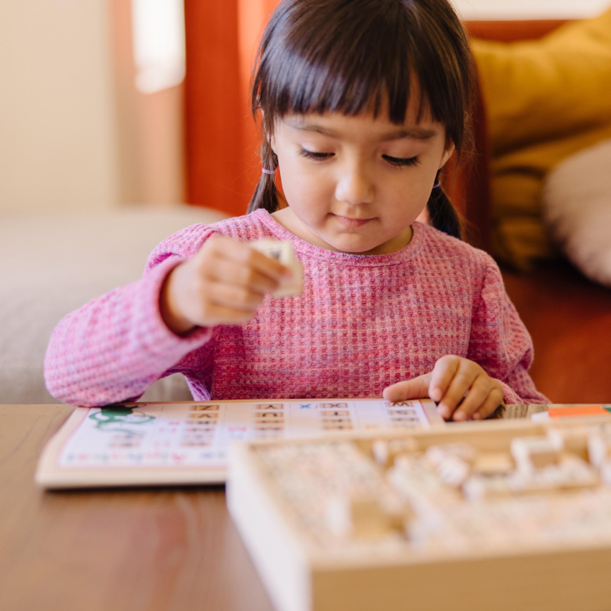 Melissa & Doug - Zahlen und Buchstaben Stempelset mit 71 Holzstempeln, Stempelkissen und Übungsblock, Für Kinder ab 4 Jahren