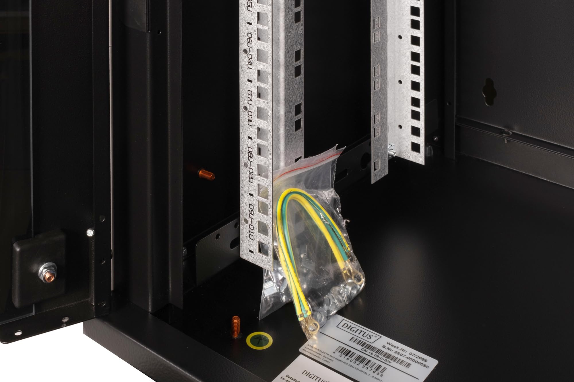 DIGITUS Szafa sieciowa – szafa rack 19 cali – 9U – 600 mm x 450 mm (szer. x gł.) – głębokość użytkowa 370 mm – montaż na ścianie – nośność 100 kg – Szklane drzwi – IP20 – seria Unique – czarna