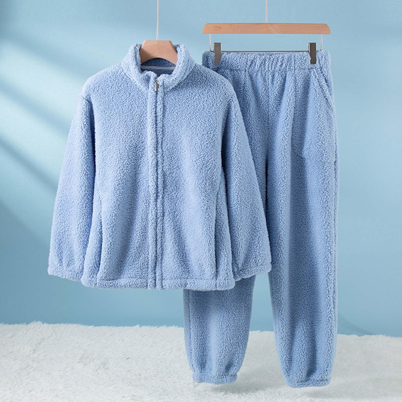 de forro polar coral, grueso y cálido, informal y deportivo, holgado, apto para usar en casa o fuera de casa. Incluye cremallera.