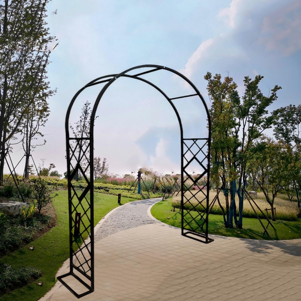 Arche de jardin en métal pour créer une allée de roses romantiques