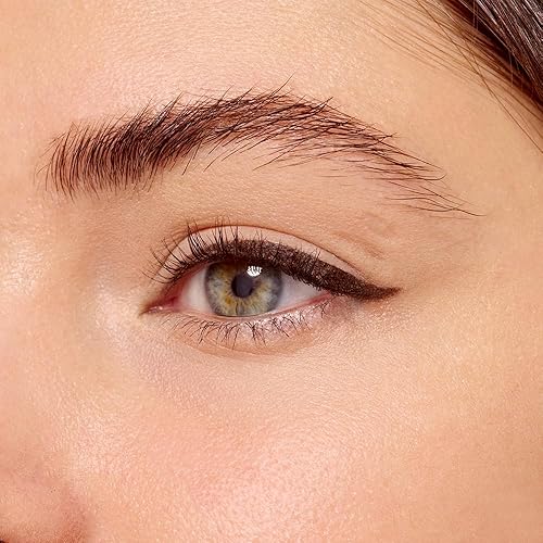 Miniatura 3 de essence  Lápiz delineador de ojos en gel Stay & Play  Textura súper suave tipo gel  Impermeable y duradero  Vegano y libre de crueldad (02 But First