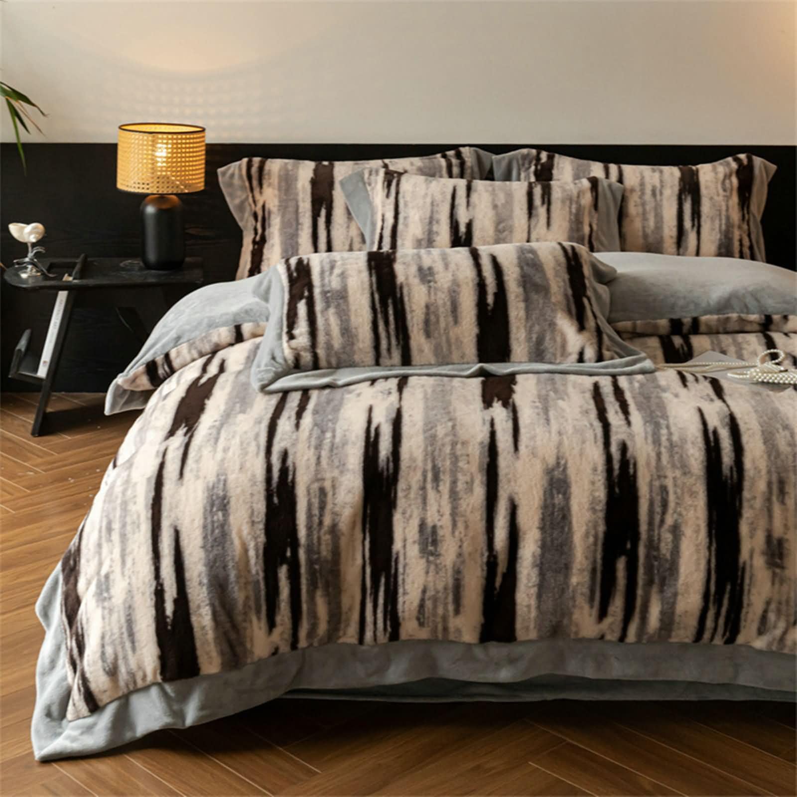 4-częściowy zestaw pościeli na łóżko 150 cm, poszwa na kołdrę 200 x 230 cm, prześcieradło z gumką 150 x 200 cm i 2 poszewki na poduszki, wzór w paski, miękki aksamit, szaro-czarny