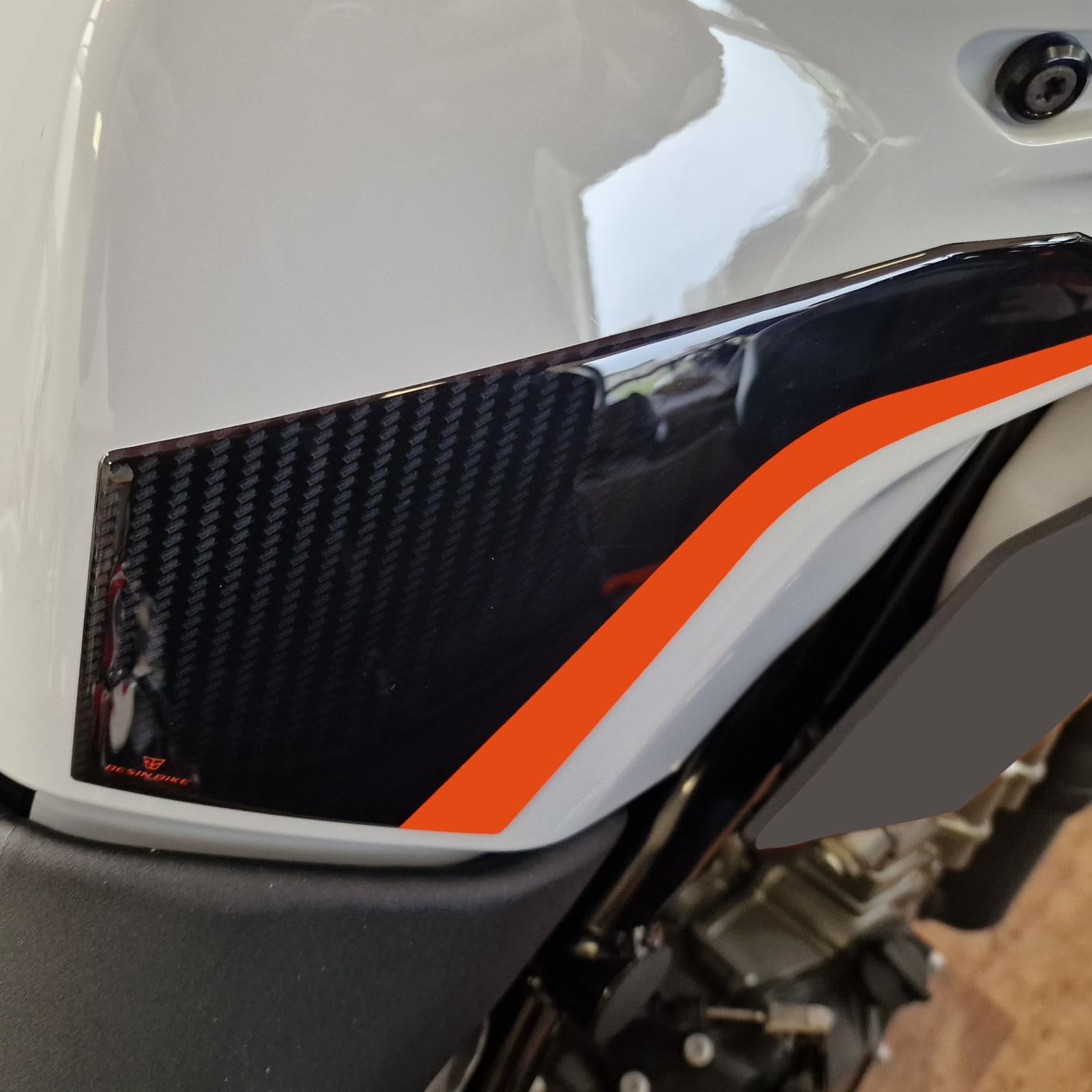 Resin Bike Autocollant Moto Compatibles avec KTM 790-890 Duke 2022-2026. Protections Grip Latérales de Réservoir Contre Les Chocs et Les Éraflures. Autocollant 3D Résinés Made in Italy