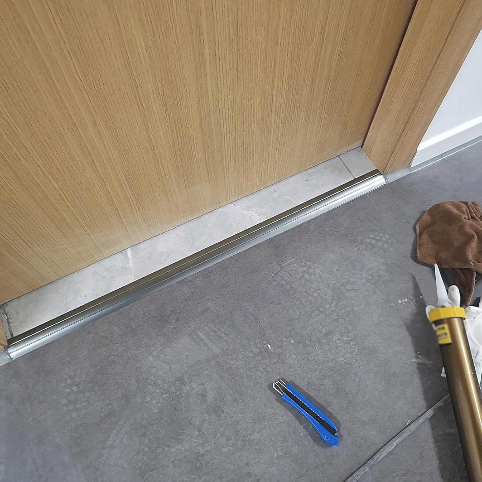 Aluminiowa listwa podłogowa o szerokości 5 cm, antypoślizgowy reduktor progowy i przegroda, wykończenie Ed Trim Easy Inll Grey 90 cm - idealna do gładkich flo Chans