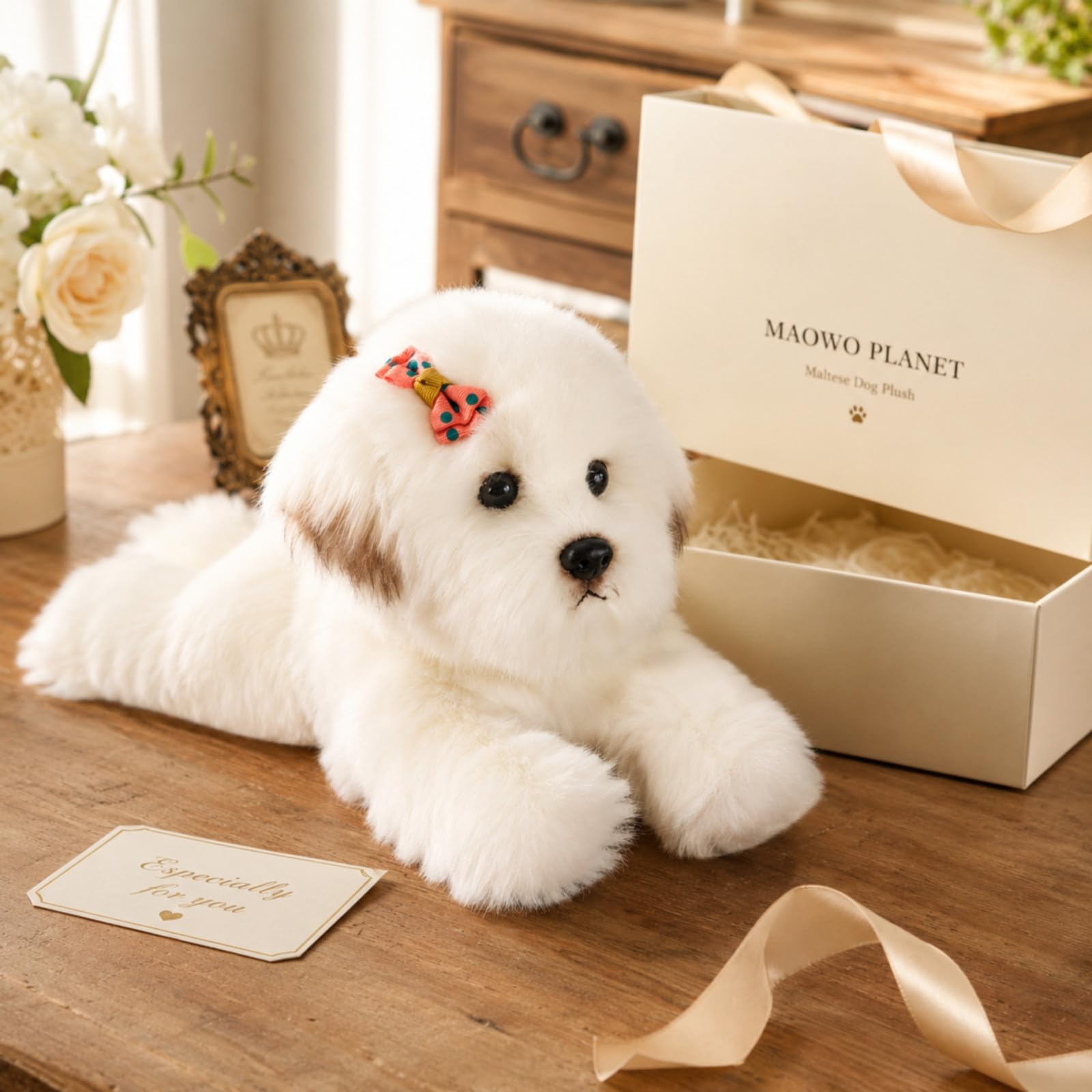 Liegender Malteser Hund Plüschtier, Realistisches Stofftier mit dekorativer Schleife und langem Kunstfell, 38 cm, Lebensechter Kuschelhund für Heimdekoration und als Geschenk