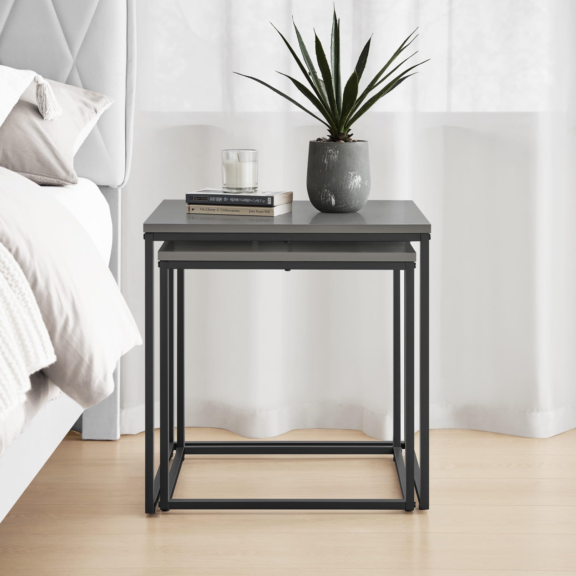 Home Collective Lot de 2 tables basses carrées Loft Design 2 en 1 - Surface résistante aux rayures - Salon - 50 cm et 45 cm de large - Gris ciment avec pieds noirs