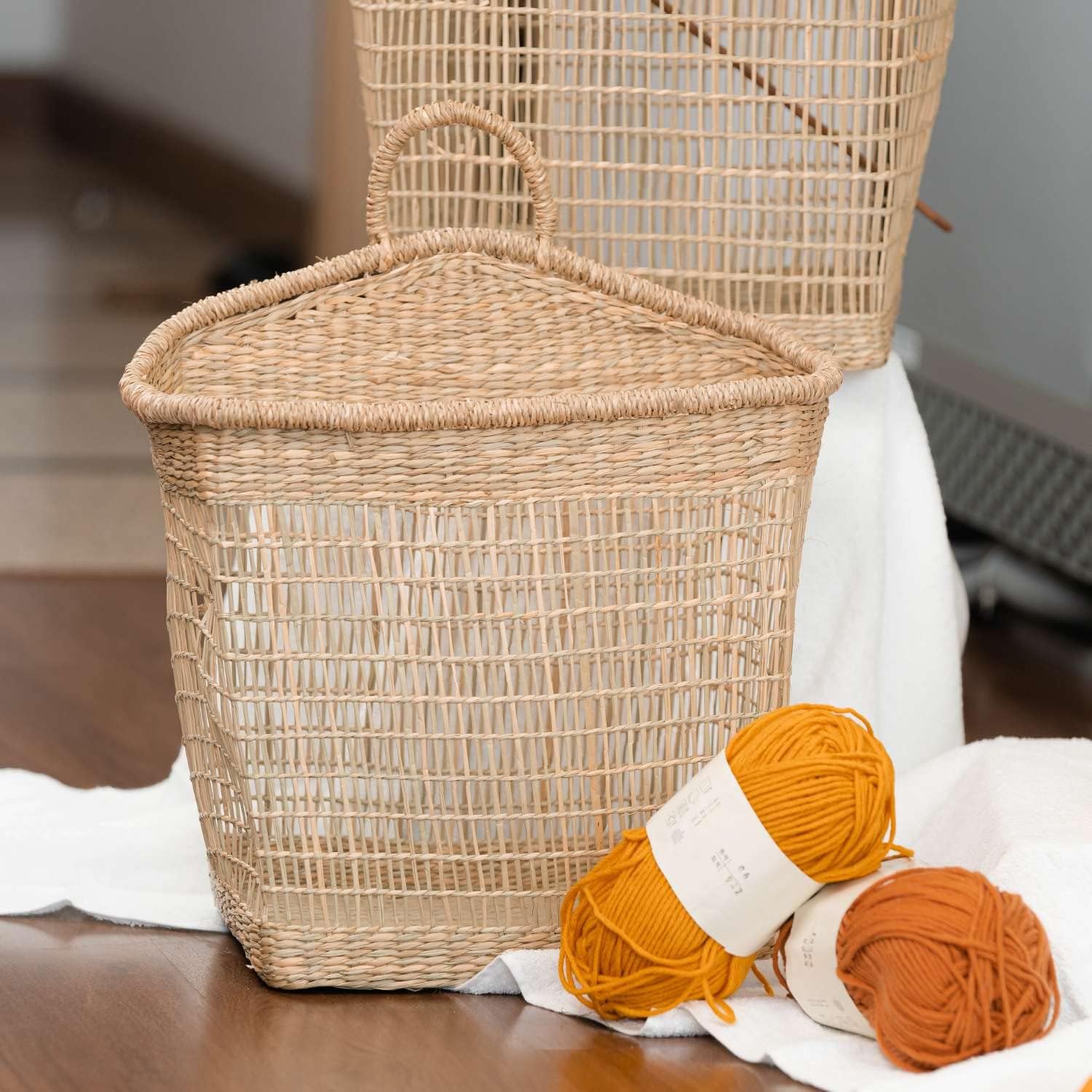 Set of 2 Floppy Seagrass Baskets, natural Woven Storage Basket Handicraft, Wicker Baskets for Laundry, Hanging Planters, Wall Decor for Bathroom, Bedroom, Living Room