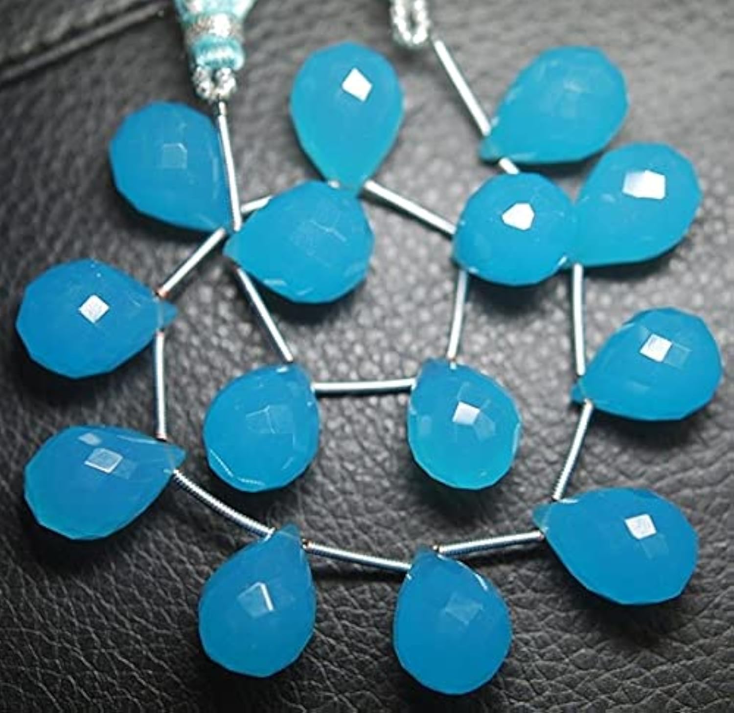 Quartz bleu suisse facetté en gouttes pour créations de bijoux haut de gamme