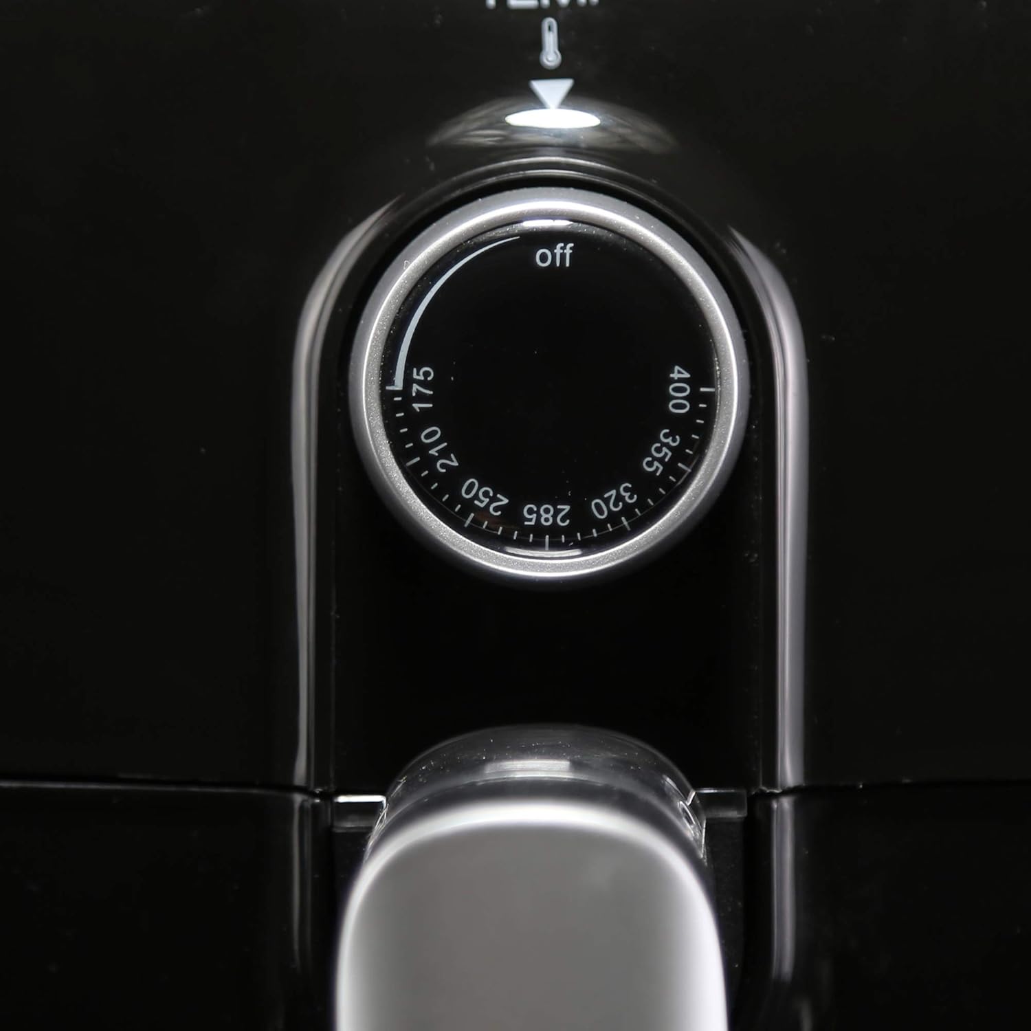 Close-up of the air fryer's temperature dial