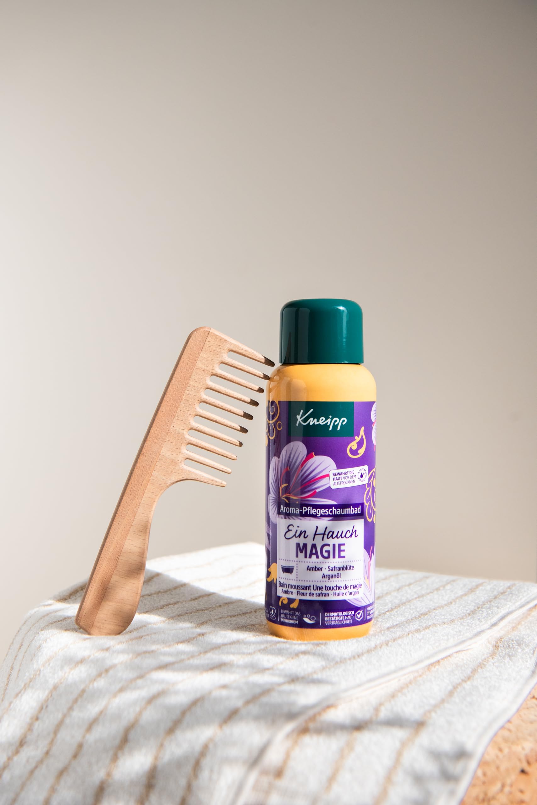 Kneipp Powiew magii aromatyczna pianka do kąpieli – z ekstraktem z kwiatów bursztynu i szafranu oraz olejkiem arganowym – 400 ml