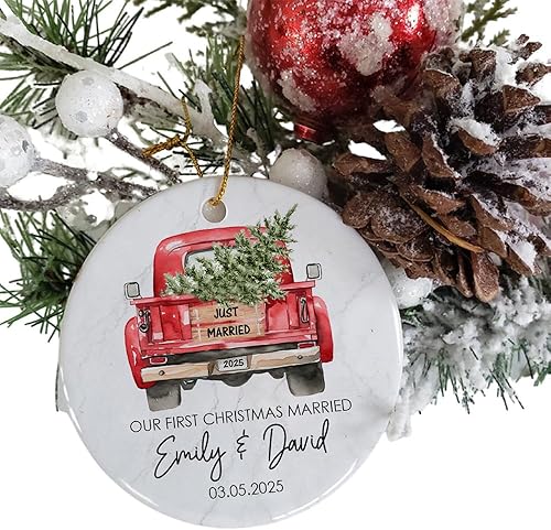 Miniatura 6 de Adorno de cerámica con texto en inglés "Our First Christmas As Mr & Mrs - Camión clásico rojo con adornos de cerámica para árbol de Navidad, regalo