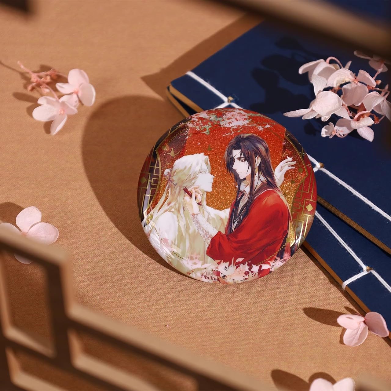 Amazon | 天官賜福（てんかんしふく）吹影镂尘シリーズ バッジ 75mm 缶