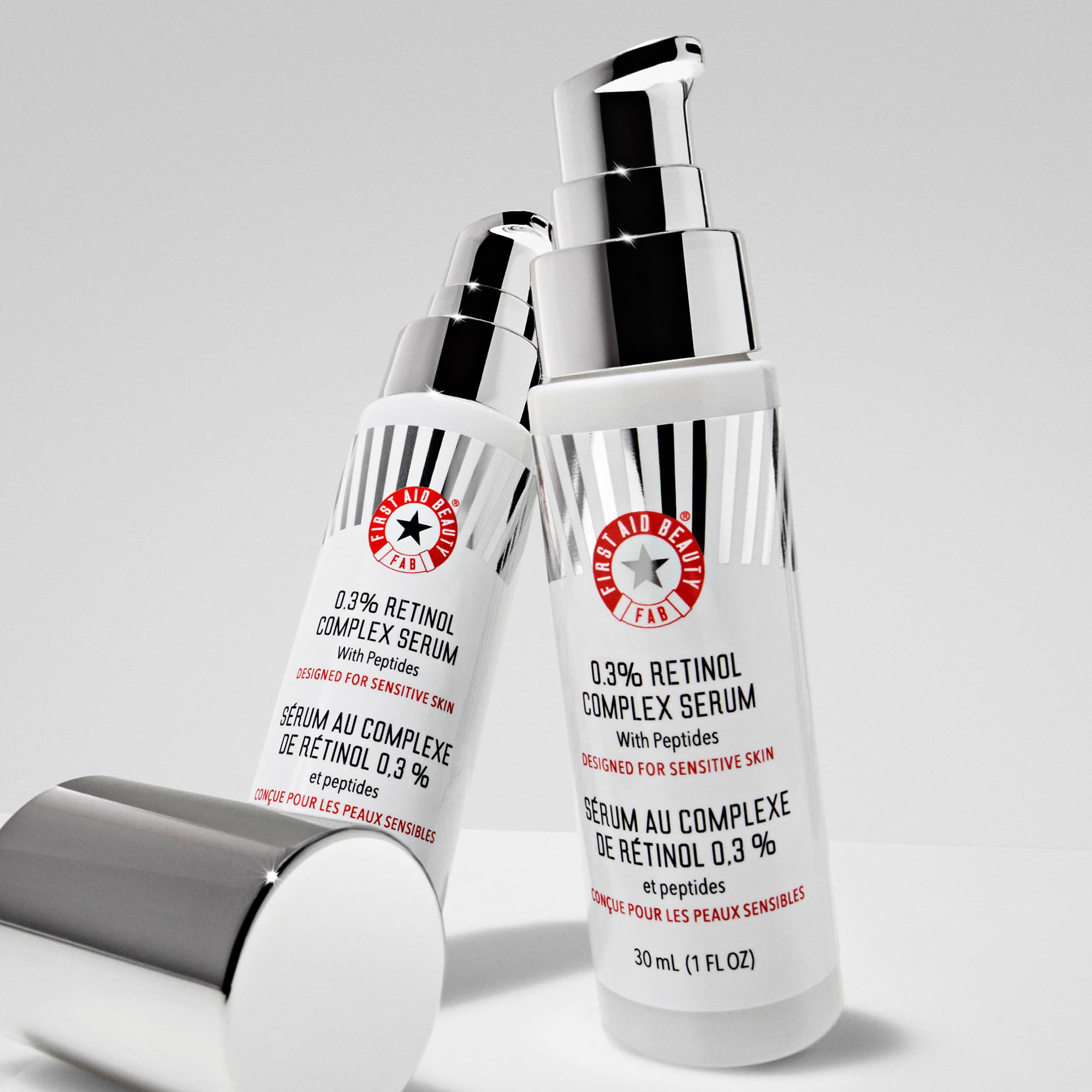 First Aid Beauty – 0,3 % Retinol-Komplex-Serum mit Peptiden, Entwickelt für empfindliche Haut, Hilft sichtbar Linien und Falten zu verbessern mit weniger Reizungen als herkömmliches Retinol, Nicht kom