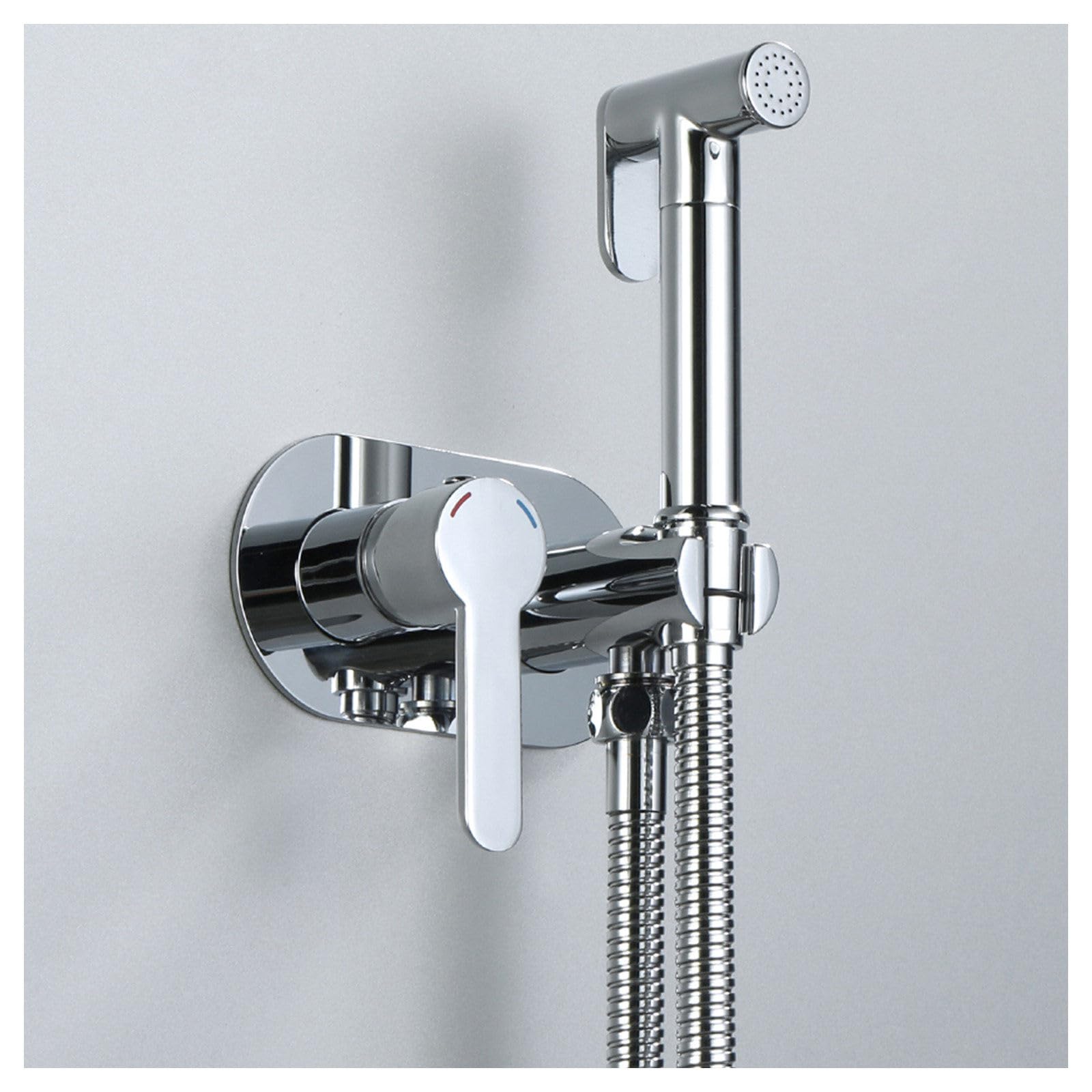 Ducha bidet para WC con agua caliente y fría instalada en la pared del baño