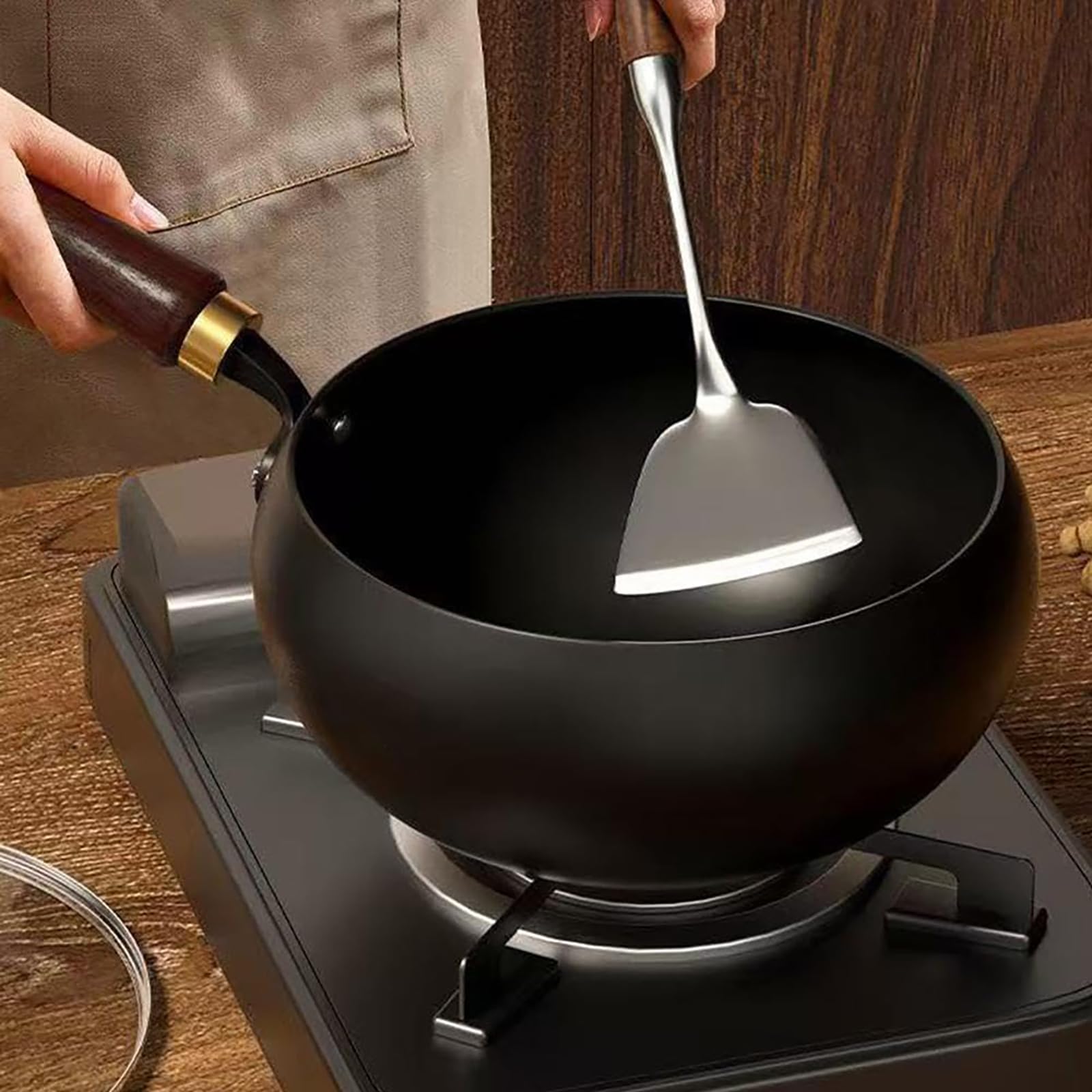 REGAPOG Poêle en Fonte Wok Chinois Grand Ventre - Poêles en Fonte et Poêle en Fer, Diamètre 28cm, Fabriquée Artisanale sans Revêtement, Poignée en Bois Naturel pour Cuisson Authentique