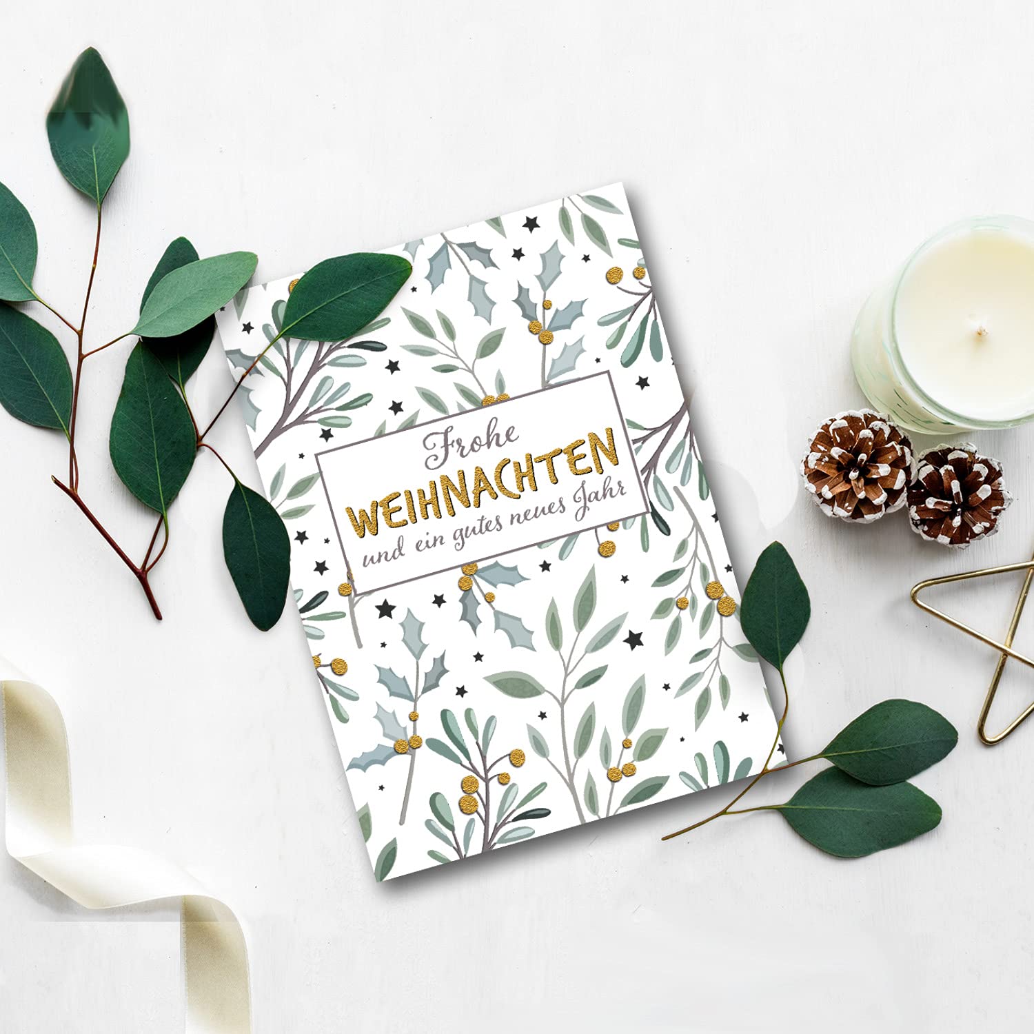 NEUSER PAPIER 50x XL Weihnachtskarte DIN A5 in Weiß mit Eukalyptus- und Mistelzweigen - Faltkarten mit Weihnachtsmotiv - 14,8 x 21 cm - Weihnachtsgrüße für Firmen und Privat