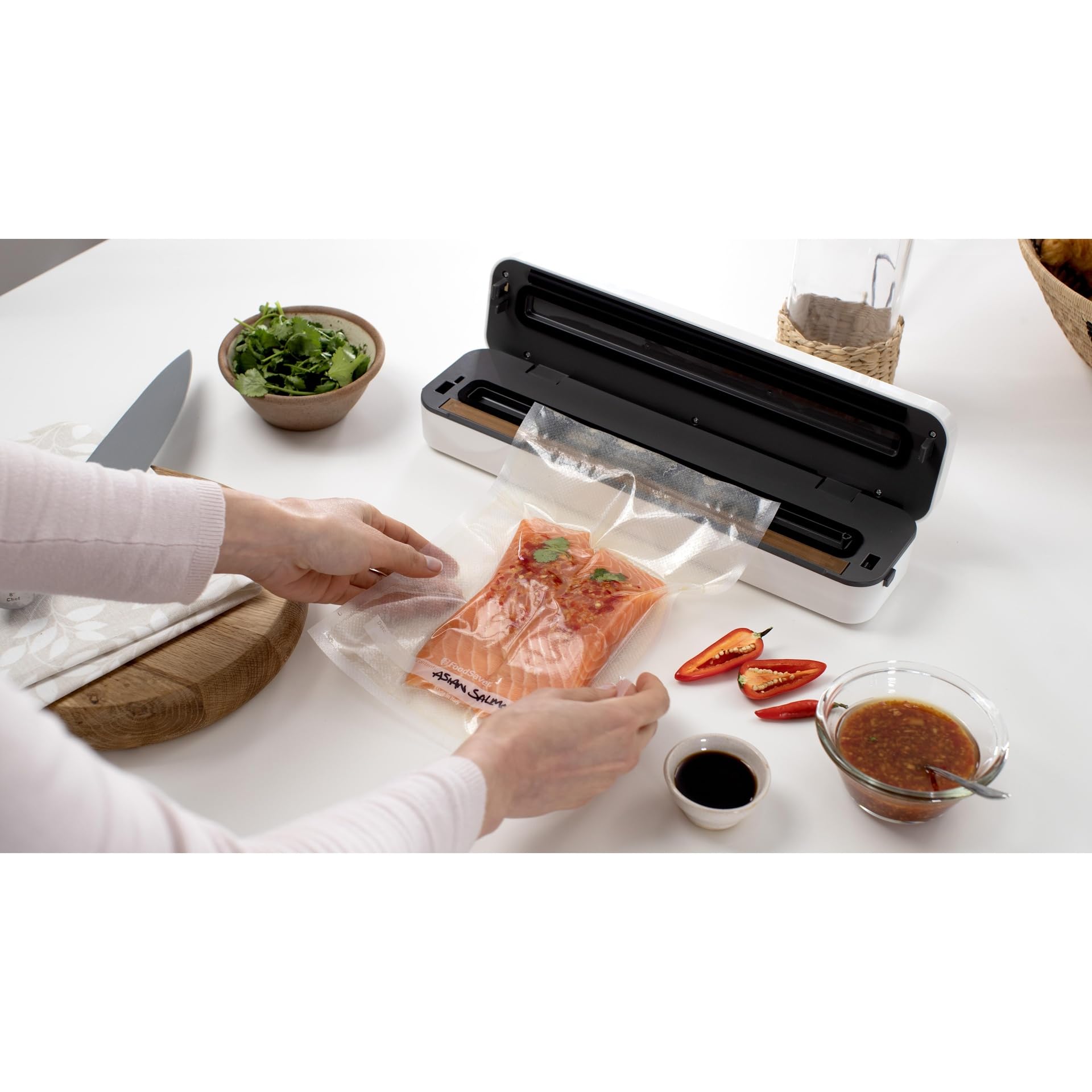 FoodSaver Everyday - Macchina sottovuoto per alimenti, mantiene la freschezza del cibo | Dispositivo per sottovuoto con design compatto | Con 5 sacchetti per sottovuoto (0,94L & 3,78L) | VS0290X