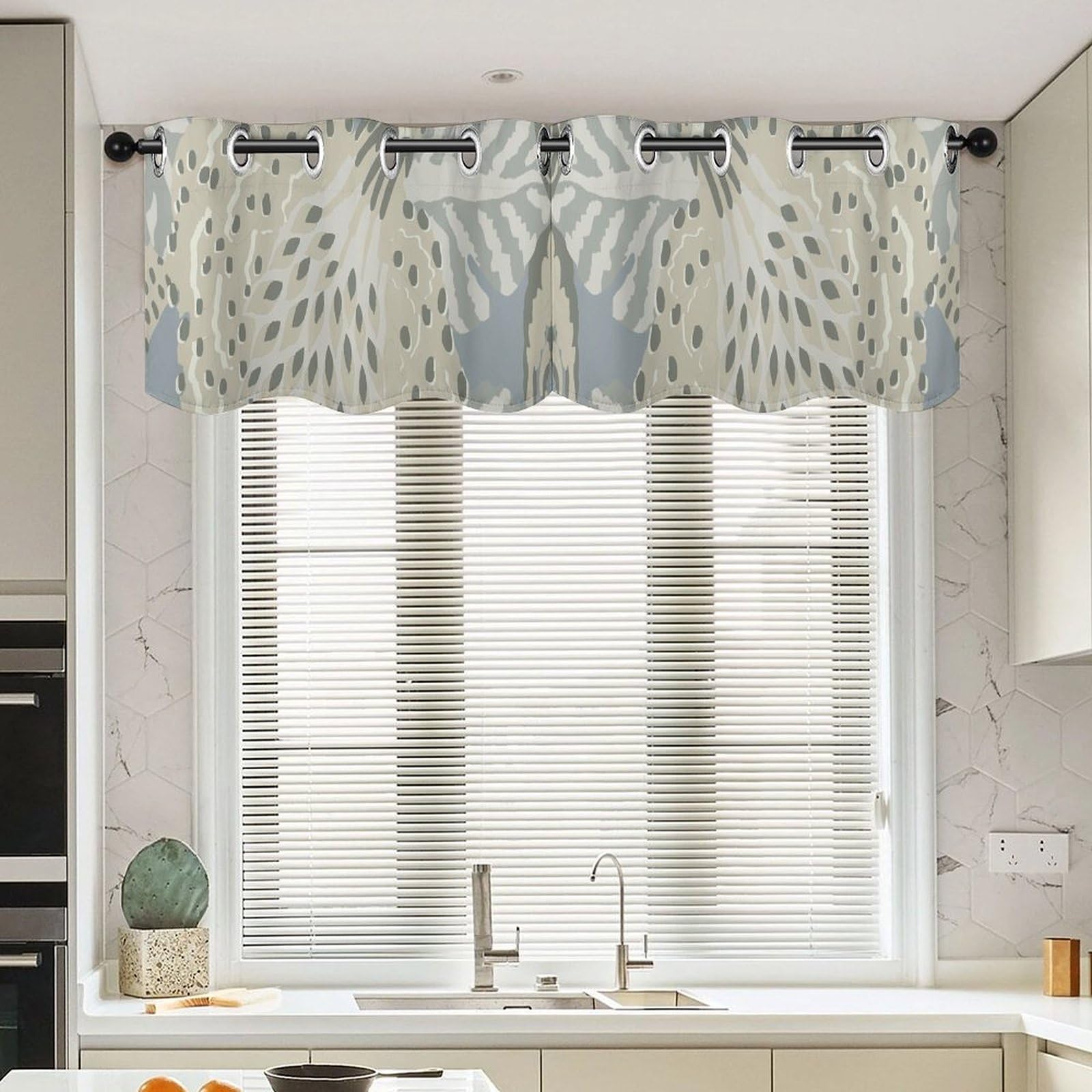 Rideaux de fenêtre orientaux pour habiller les petites ouvertures sans perdre la lumière
