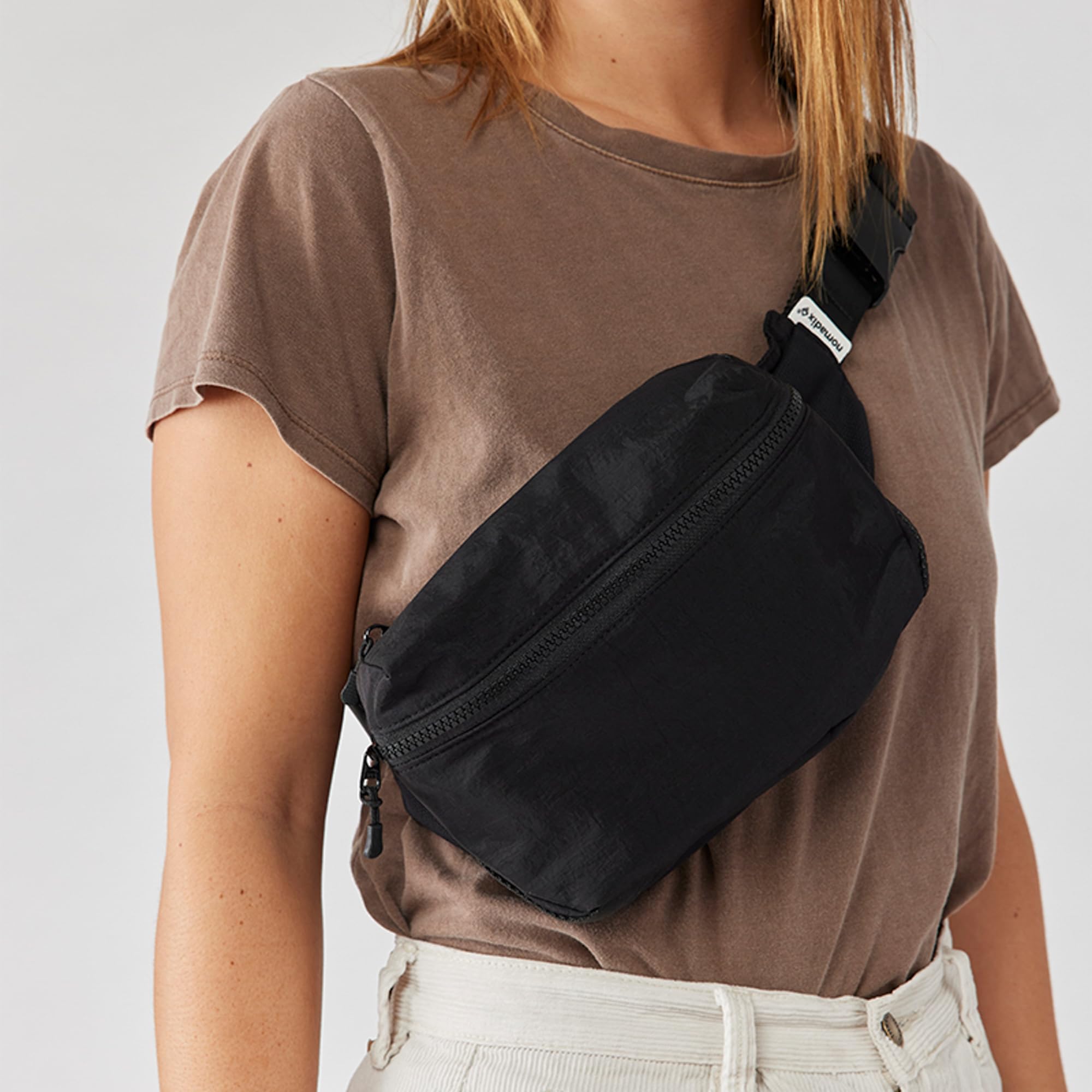 Nomadix Bauchtasche, leicht, recyceltes Nylon, verstellbare Hüft- und Umhängetasche, wasserabweisend, 2 l Fassungsvermögen, 7,6 x 15,2 x 22,9 cm, versteckte Sicherheitstasche und Schlüsselclip