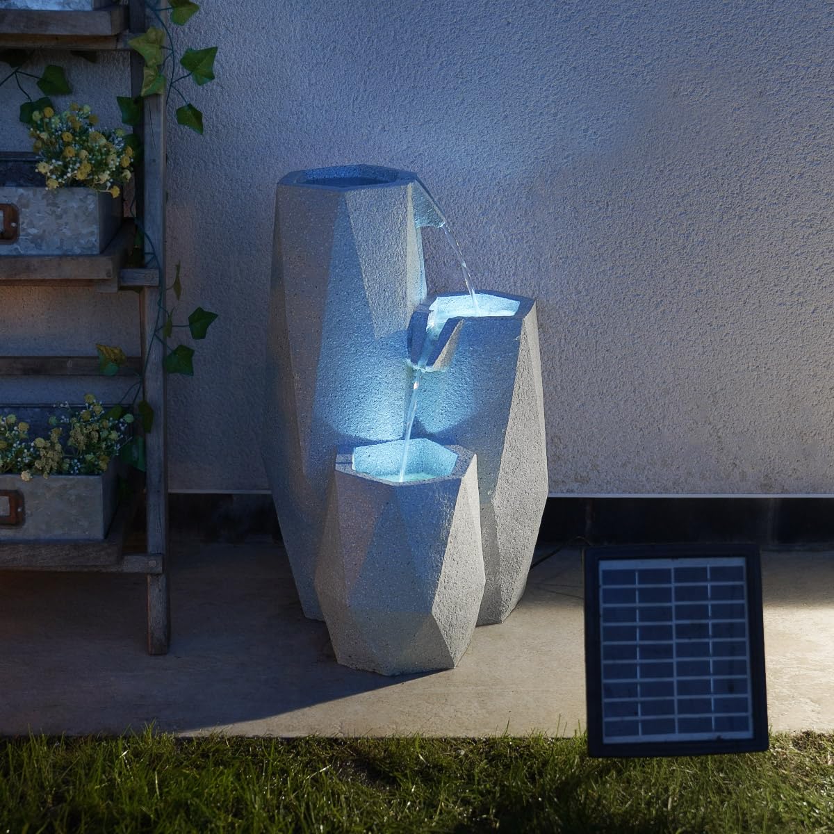 Festive Lights - Fontana bianca da giardino Serenity a cascata con illuminazione a LED ad energia solare, effetto pietra, per esterni, in poliresina, funzione timer, design contemporaneo, IP44, cavo