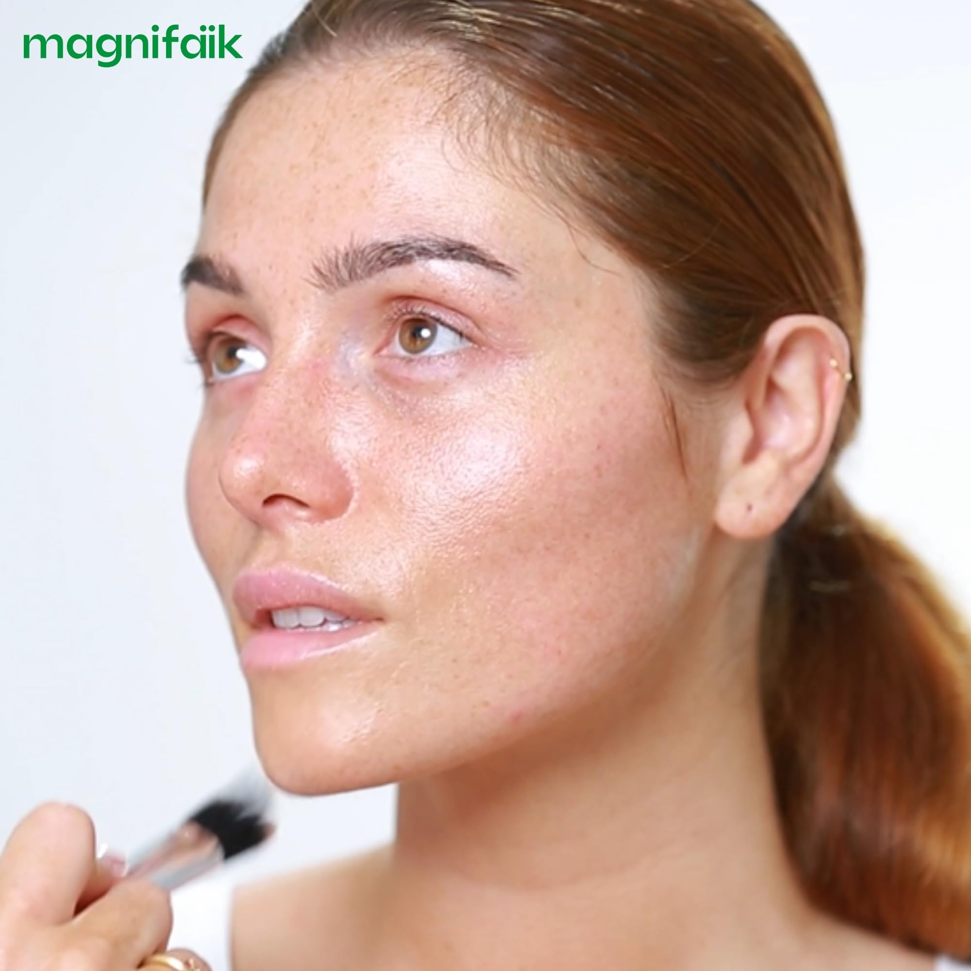 Magnifaïk - Embellisseur de Teint 30 ml - Effet glowy naturel - Texture fluide légère, non couvrante - 98% ingrédients naturels, vegan - C'est la base !