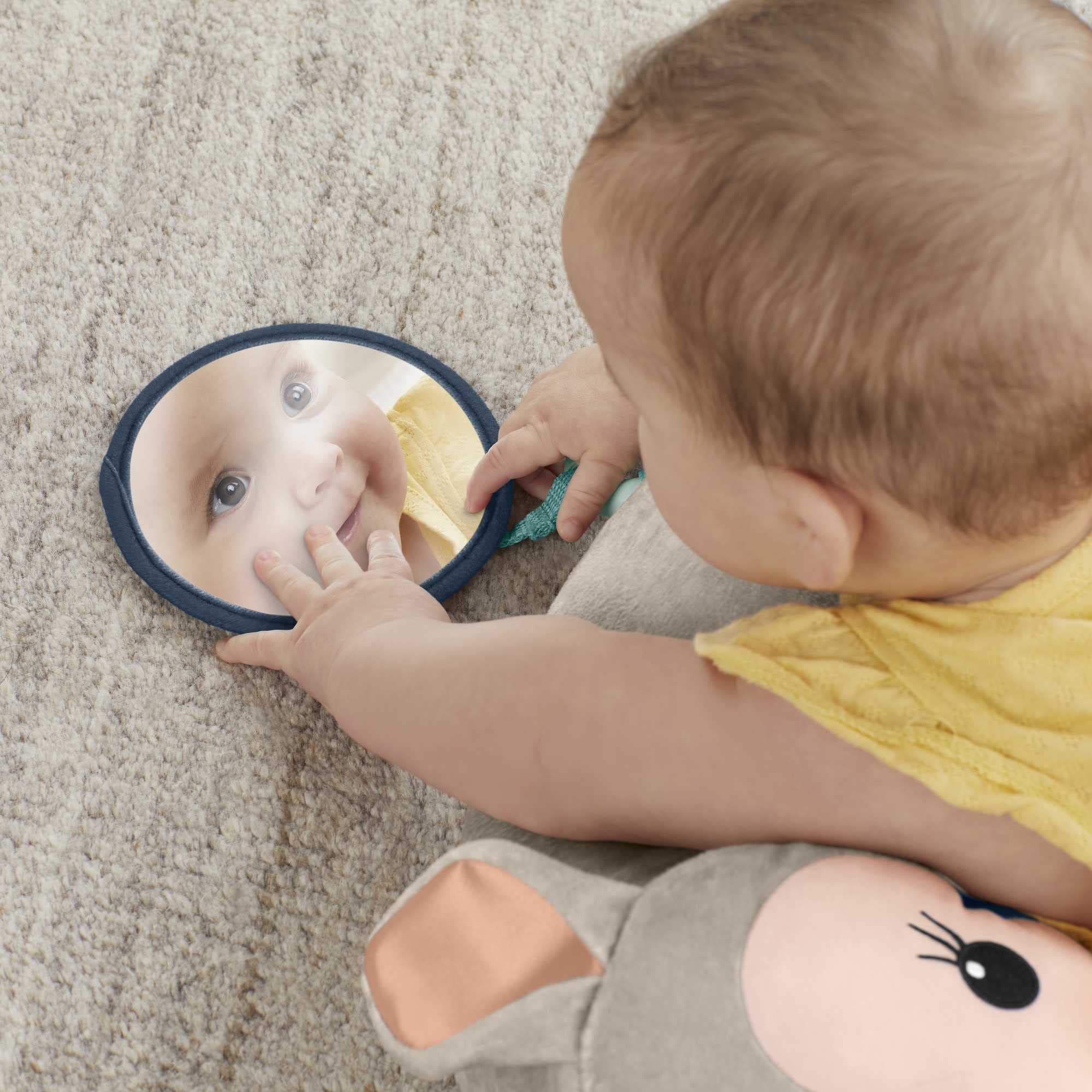 Fisher-Price - Cuscino Dolce Cerbiatto, cuscino giocattolo per neonati con 3 giocattoli per attività sensoriali, Giocattolo per Bambini 3+ Mesi, HJJ16