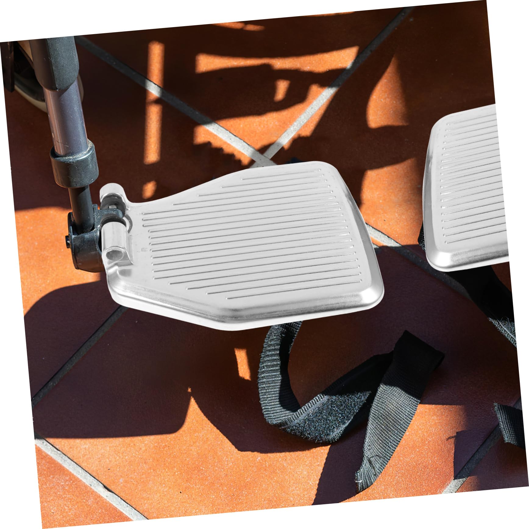 FOMIYES Reposapiés Pedal de Repuesto Silla de Ruedas para Aleación de Aluminio Ligera Diseño Ergonómico para Usuarios Movilidad Reducida en Extremidades Inferiores
